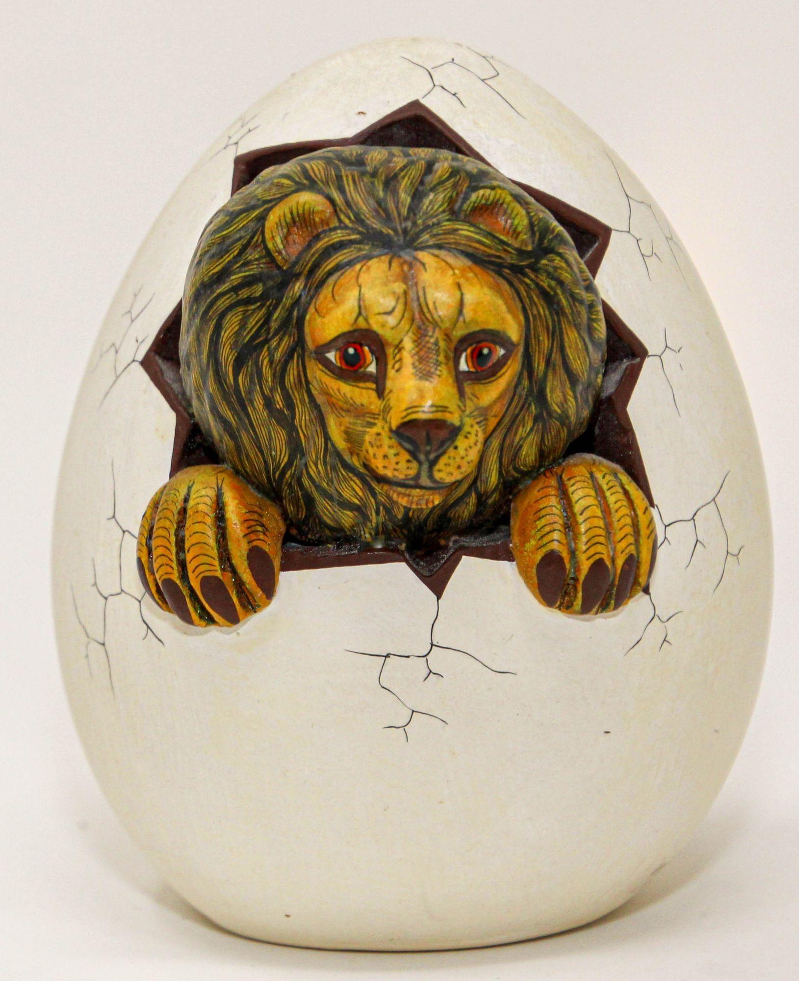Sculpture d'art céramique : lion accroché à un œuf, Mexique en vente 6