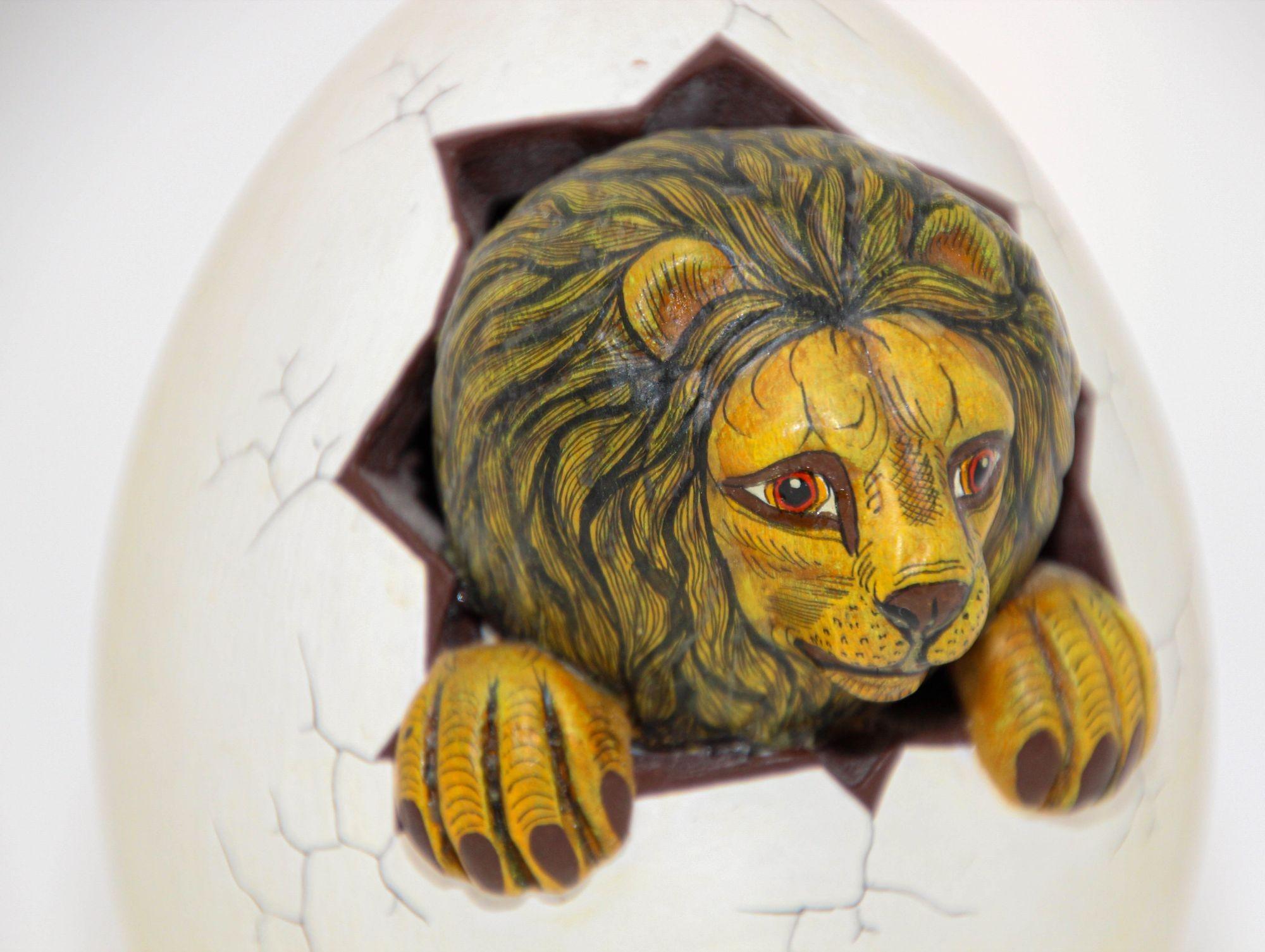 Organique Sculpture d'art céramique : lion accroché à un œuf, Mexique en vente