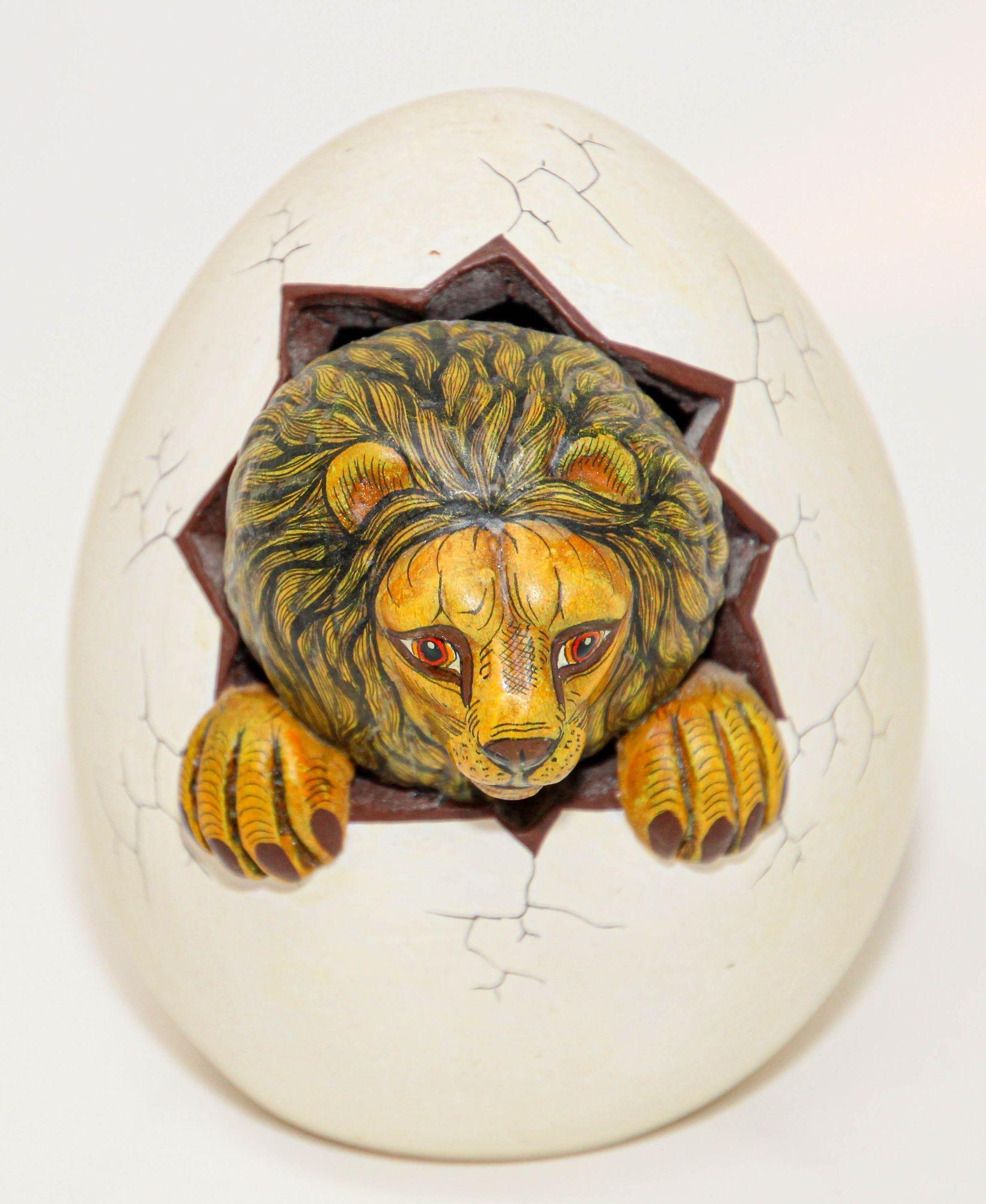 Mexicain Sculpture d'art céramique : lion accroché à un œuf, Mexique en vente
