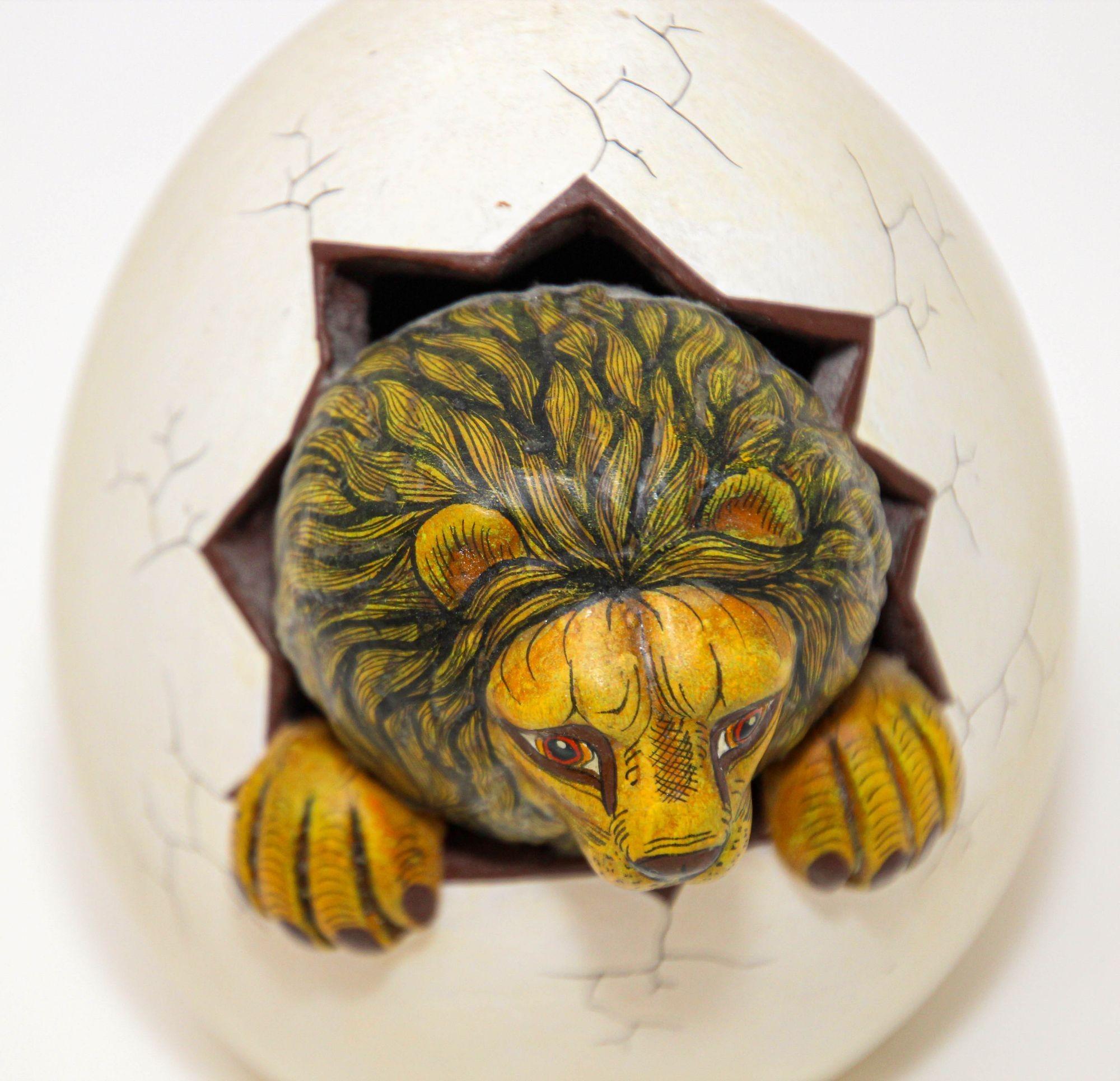 Fait main Sculpture d'art céramique : lion accroché à un œuf, Mexique en vente