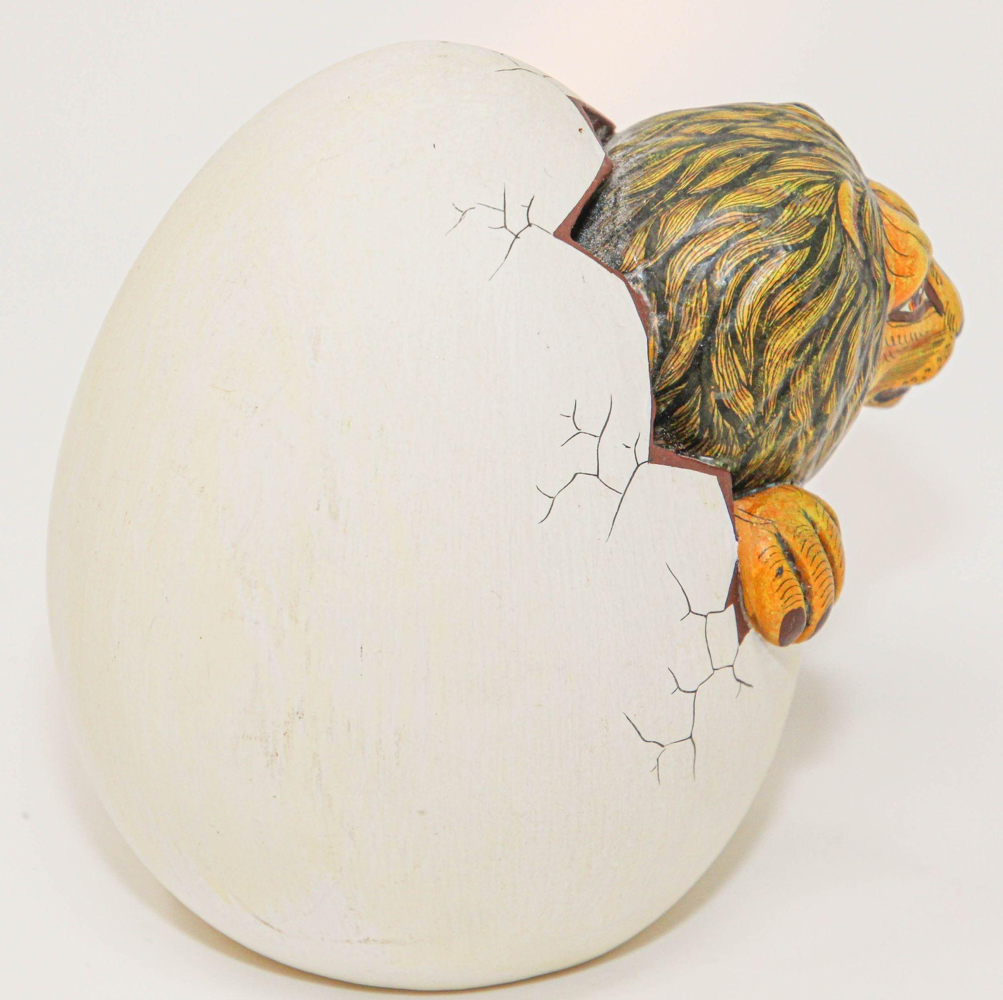 Sculpture d'art céramique : lion accroché à un œuf, Mexique Bon état - En vente à North Hollywood, CA