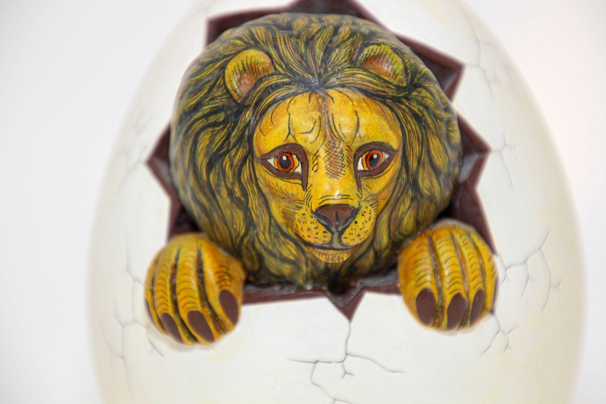 Sculpture d'art céramique : lion accroché à un œuf, Mexique en vente 1