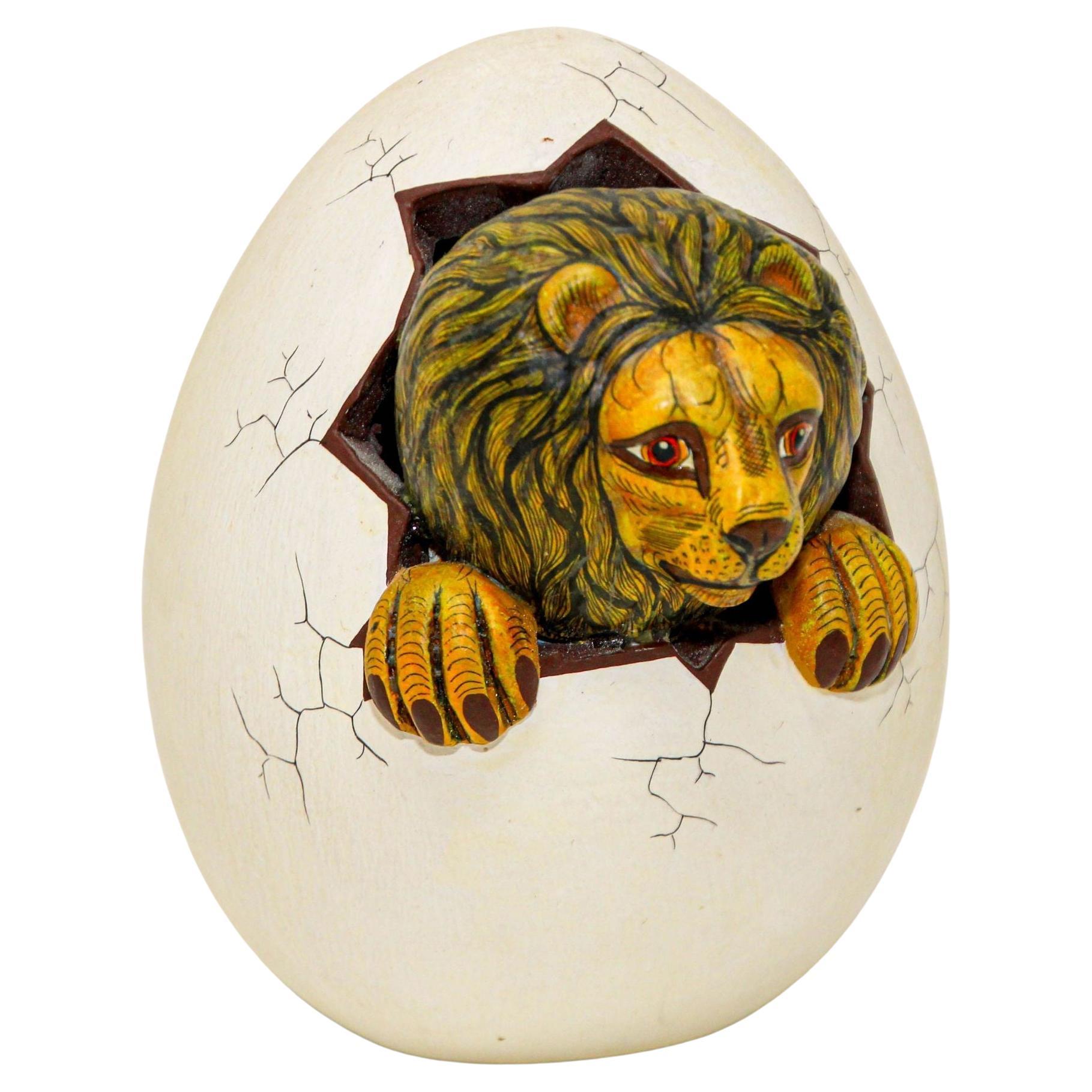 Sculpture d'art céramique : lion accroché à un œuf, Mexique en vente