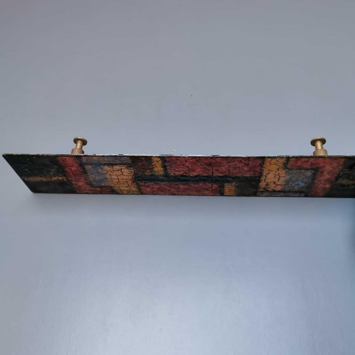 maniglia in ceramica degli anni '50 splendidamente conservata con ispirazione geometrica e colori caldi. Oggetto di qualità in perfetto stile midcentury come nei disegni di Gio Ponti.