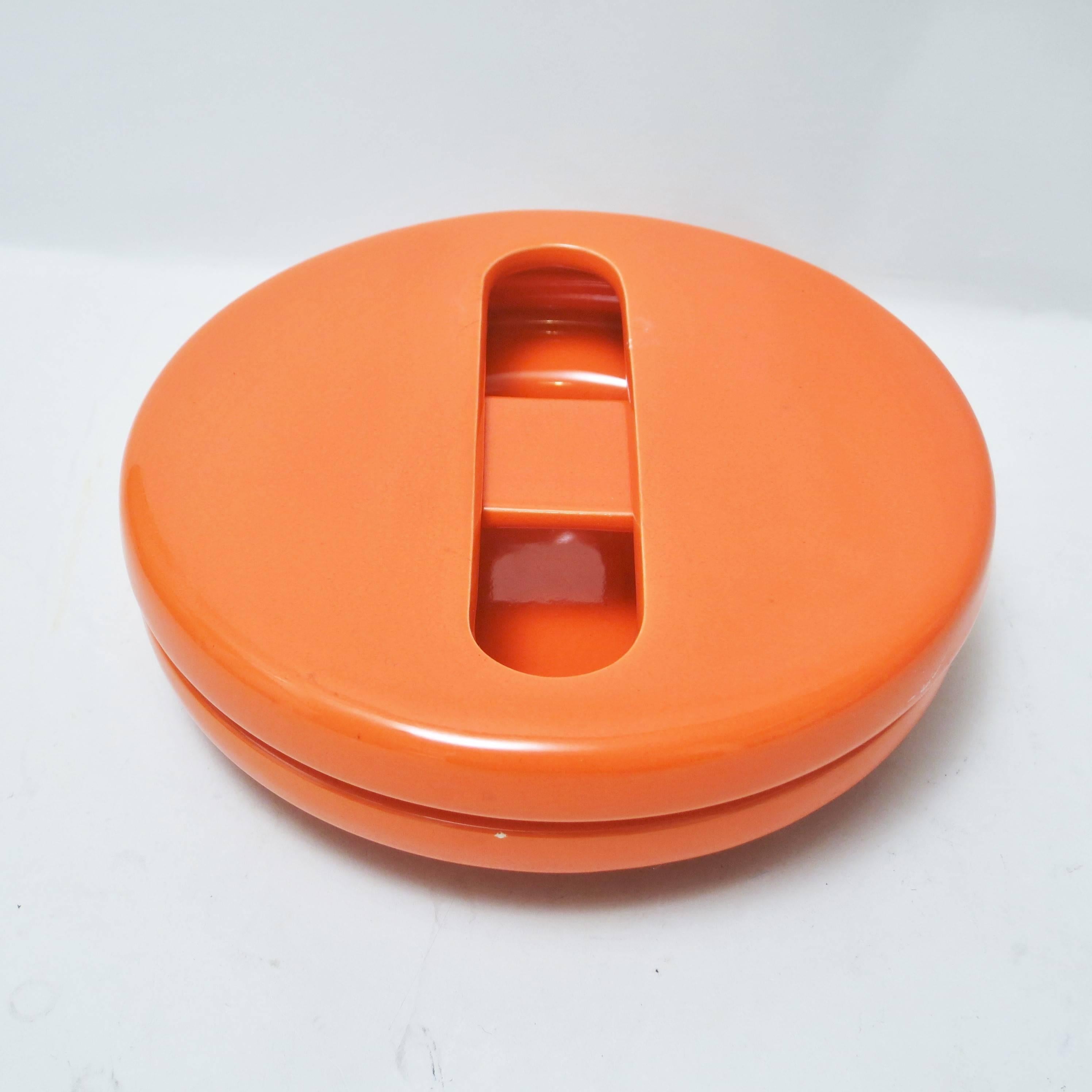 Grand cendrier en céramique orange conçu par Pino Spagnolo pour Sicart à la fin des années 1960. 
Il est en deux parties et peut être ouvert ou fermé.
Numéroté sous la base.