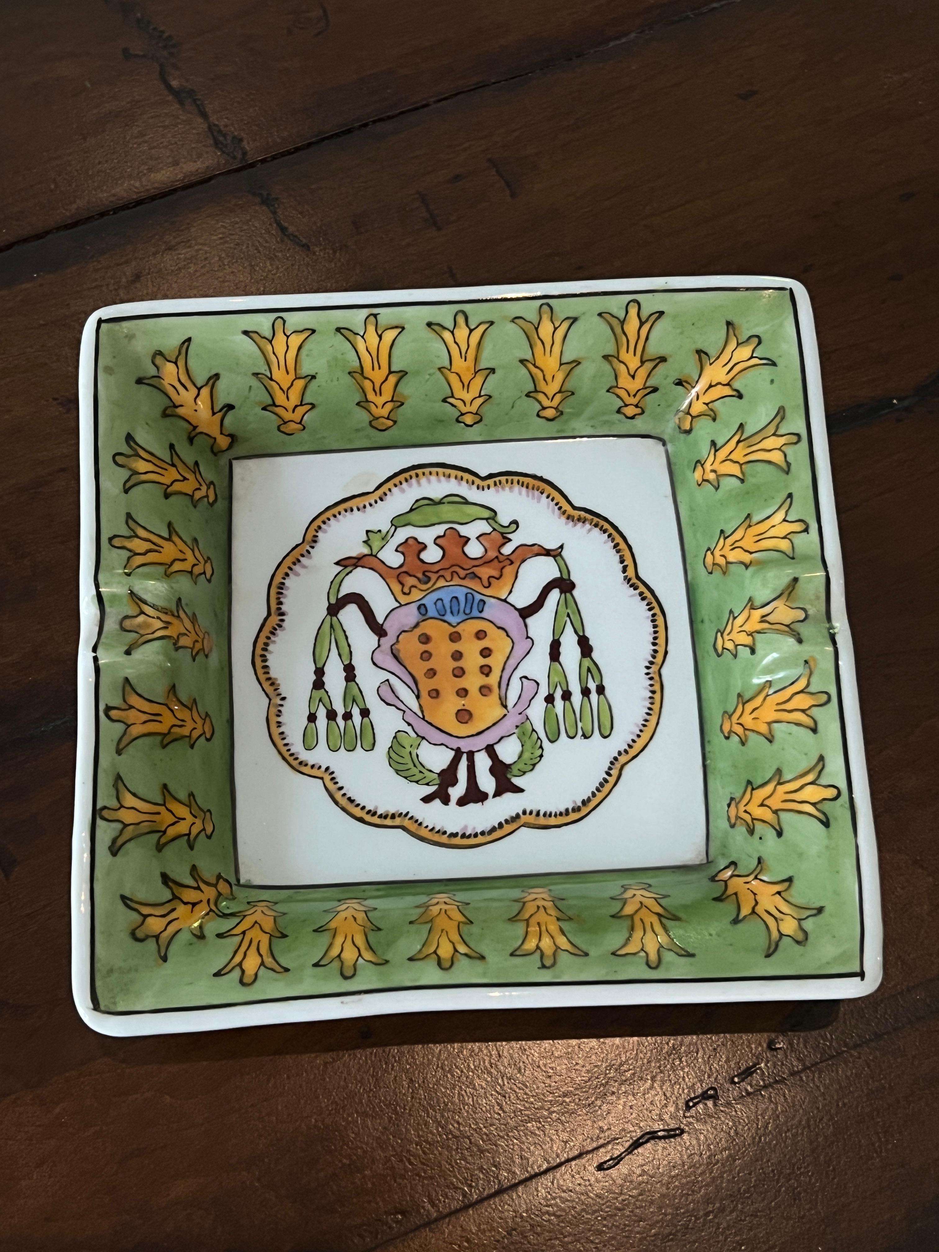 Un estupendo cenicero de cerámica... funcionaría bien como cenicero o para caramelos, puros o 420.  

También es un complemento para cualquier mesa auxiliar, escritorio o puesto de trabajo.

Colorido y al estilo de una pieza de Hermes.

Hemos