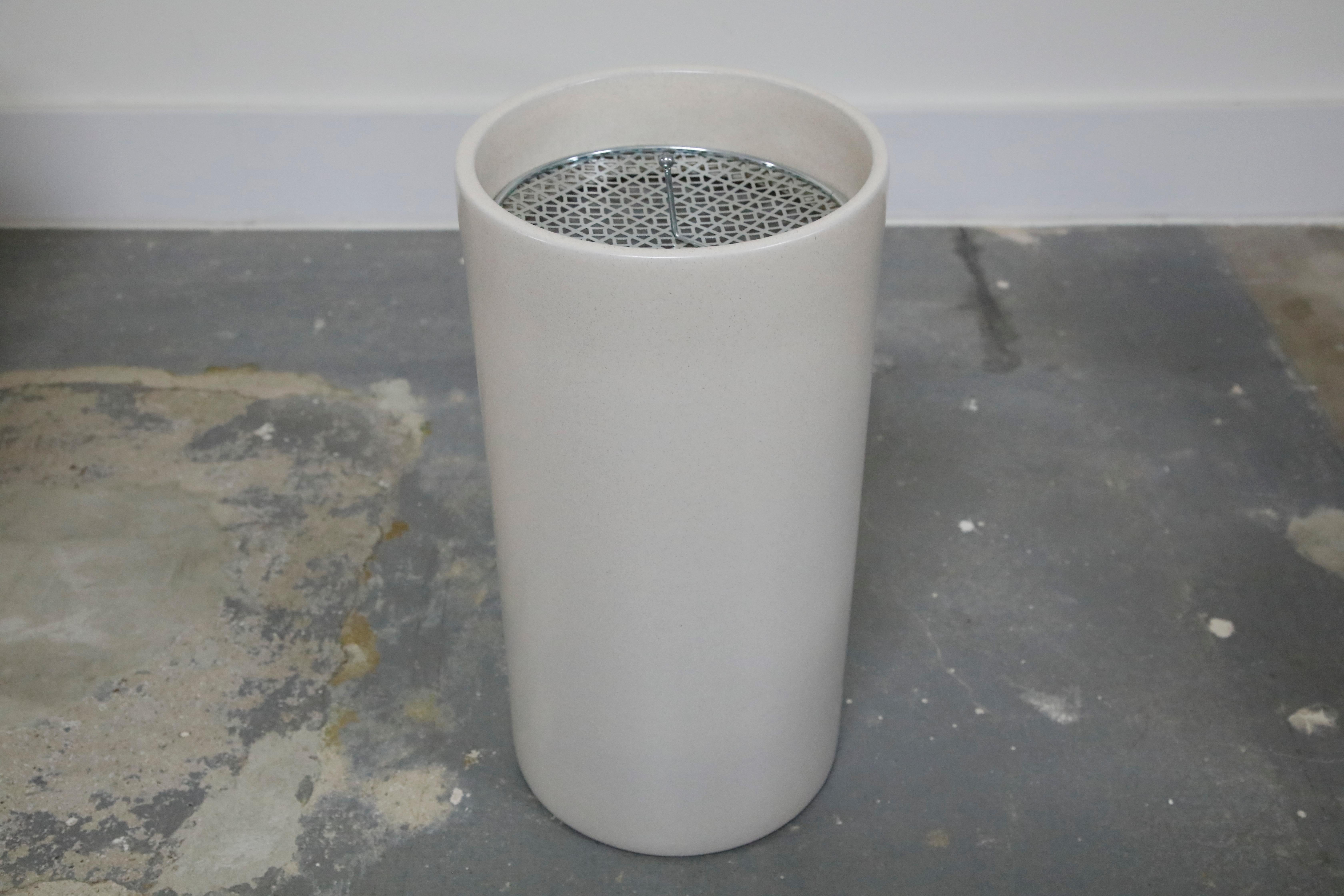 Il s'agit d'une trouvaille incroyable de Gainey Ceramics, qui n'est plus produit. Ces cendriers en céramique émaillée fabriqués aux États-Unis sont de nouvelles pièces de stock qui ont été stockées pendant de nombreuses années, puis récemment