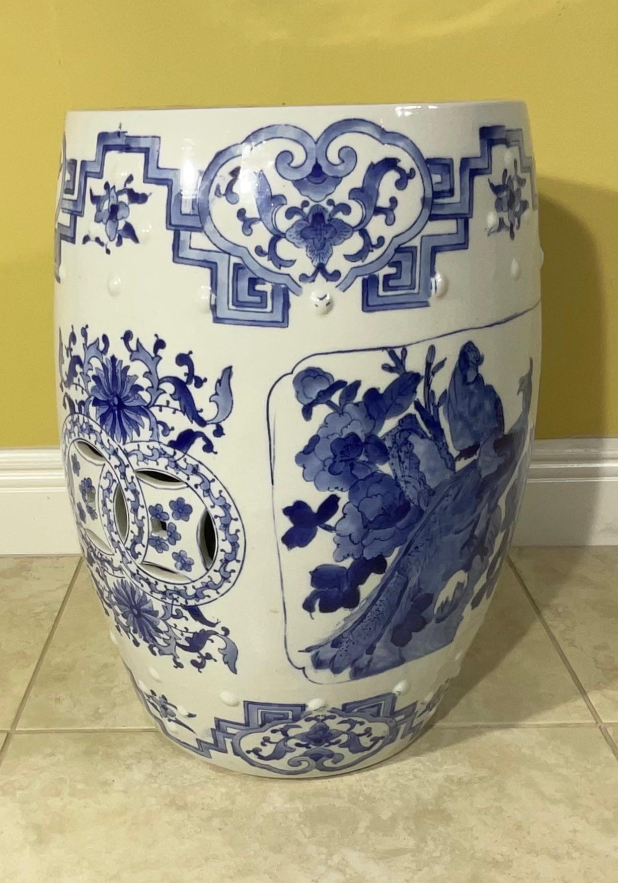 Asiatischer Gartensitz aus Keramik mit blauen und weißen Blumenmotiven im Angebot 7