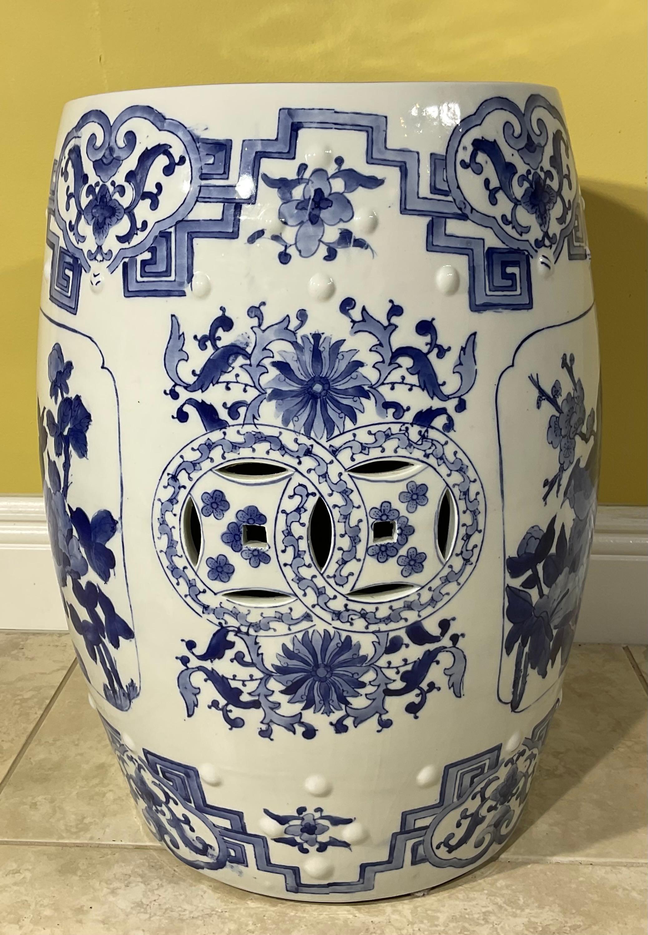 Asiatischer Gartensitz aus Keramik mit blauen und weißen Blumenmotiven (20. Jahrhundert)