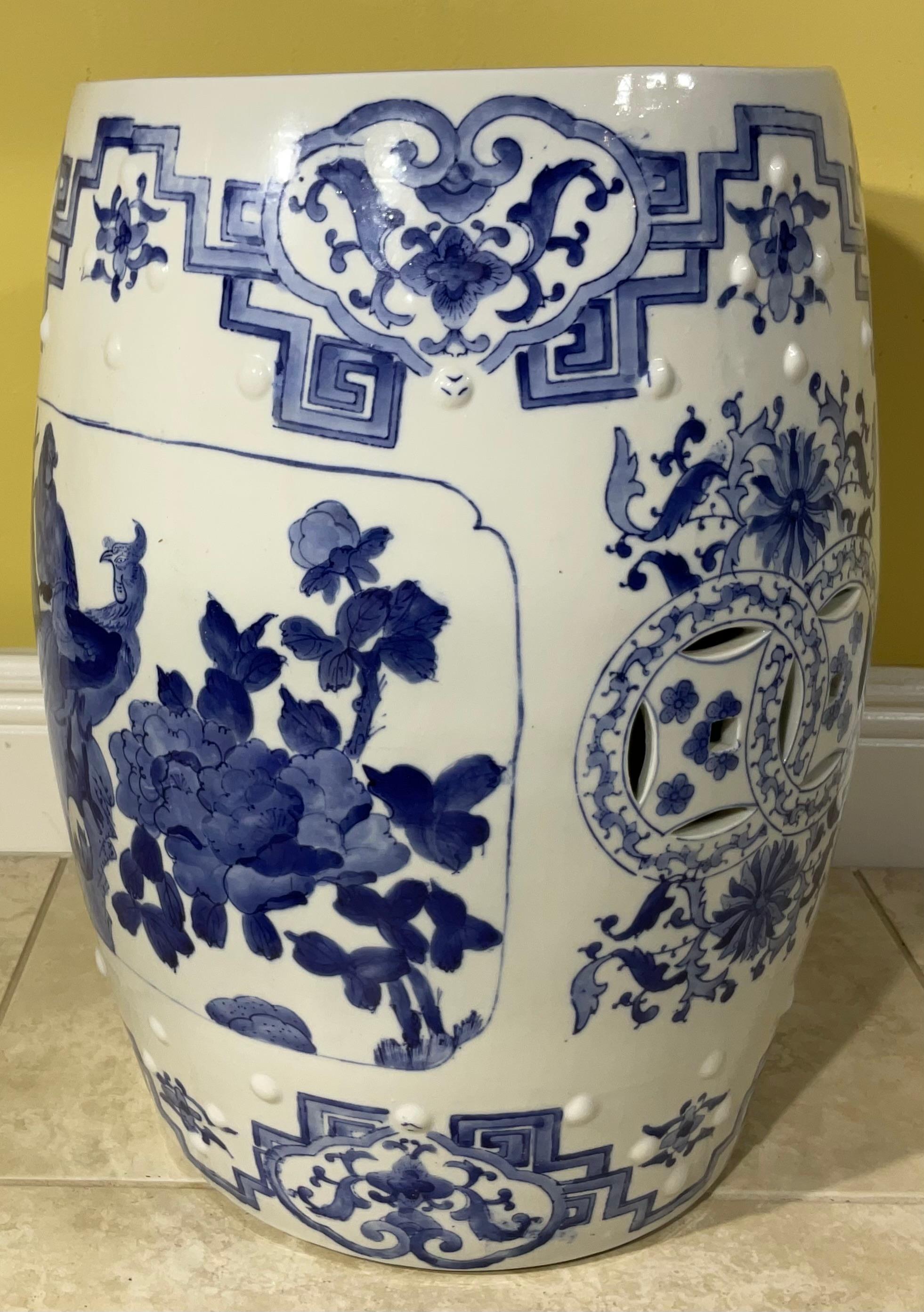 Asiatischer Gartensitz aus Keramik mit blauen und weißen Blumenmotiven im Angebot 2