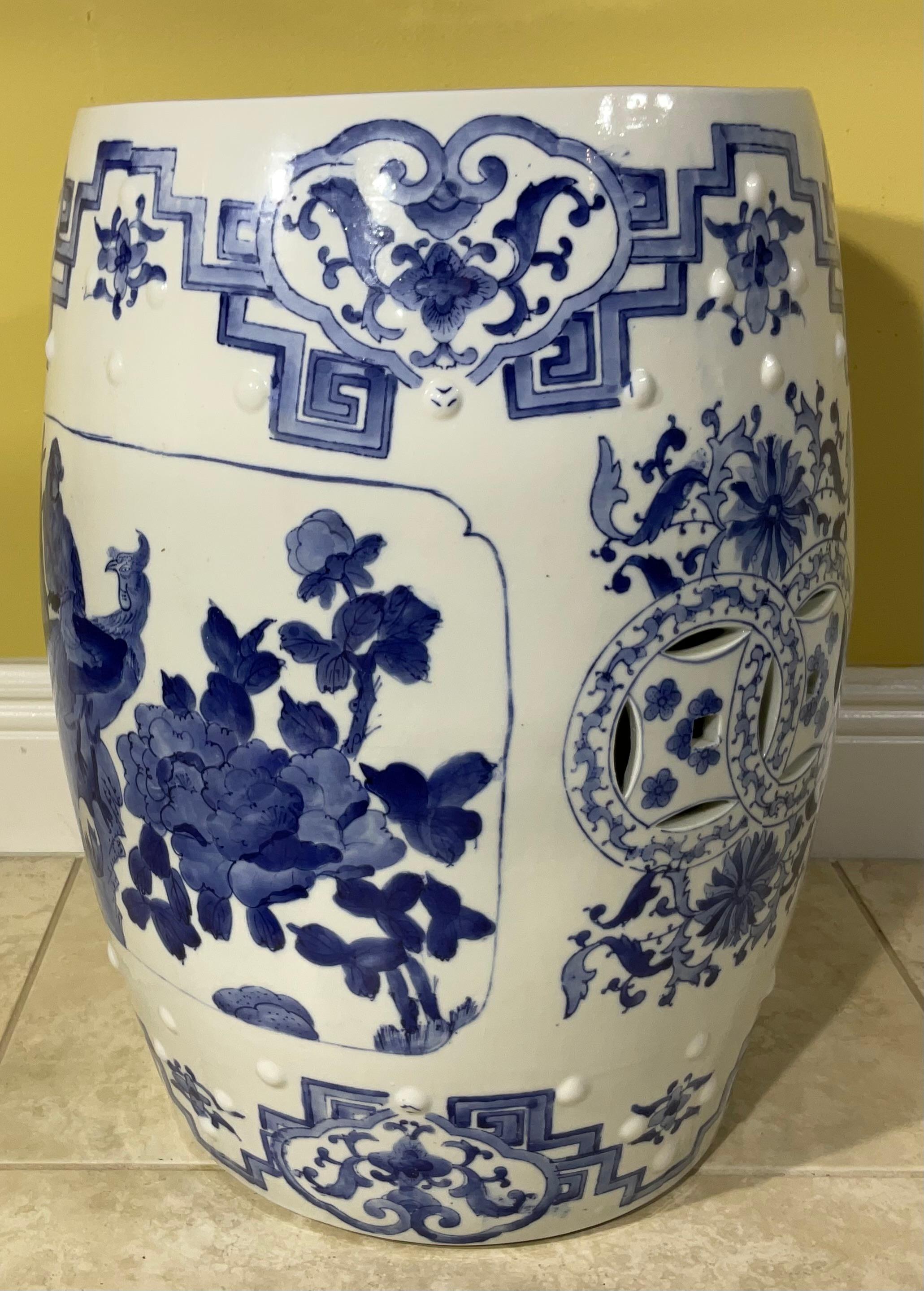 Asiatischer Gartensitz aus Keramik mit blauen und weißen Blumenmotiven im Angebot 3