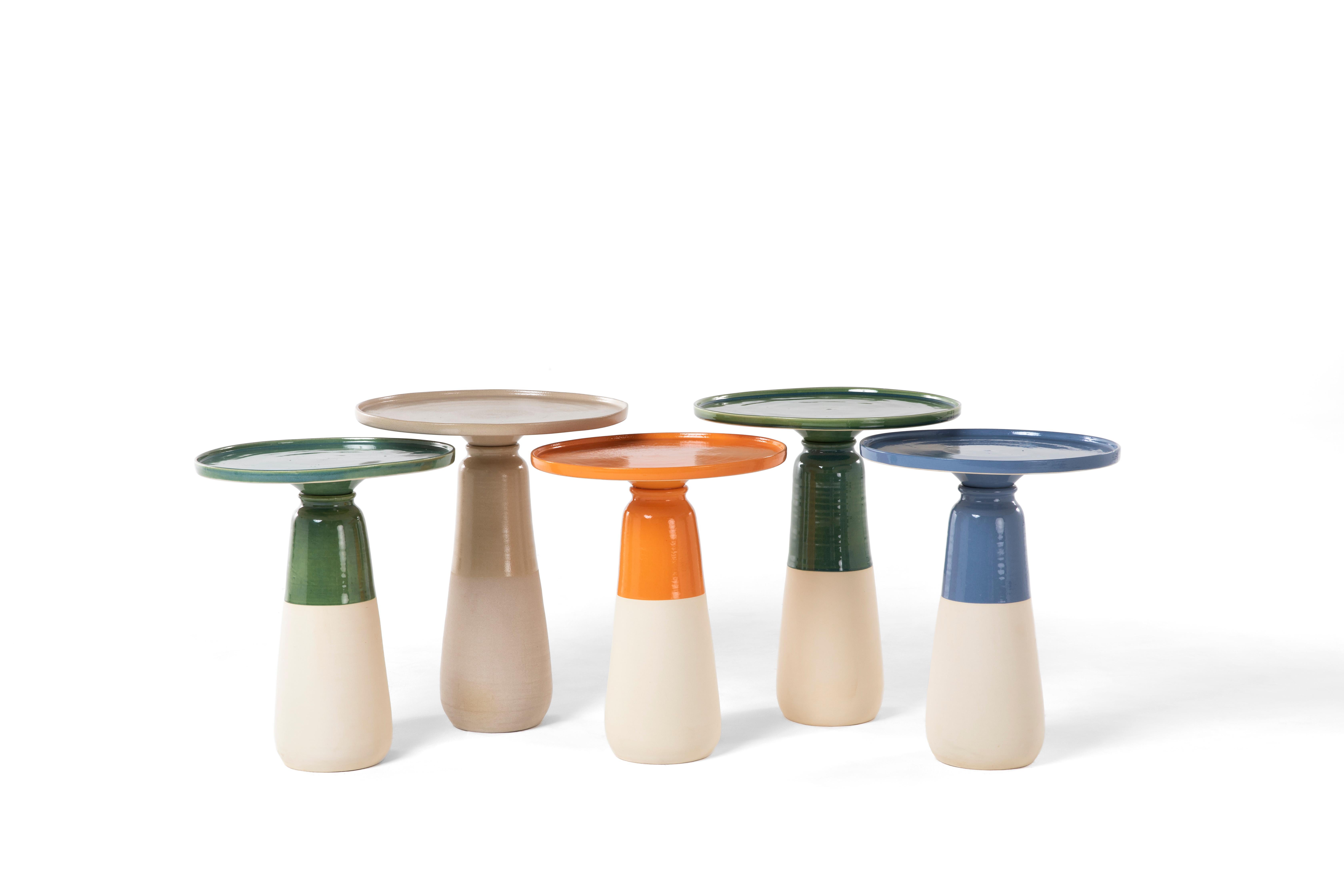Hommage minimaliste au balustre d'inspiration rococo, un motif profondément ancré dans le patrimoine architectural brésilien, la table Baluster en céramique de Bruno de Carvalho réinterprète une forme classique à travers une lentille contemporaine.