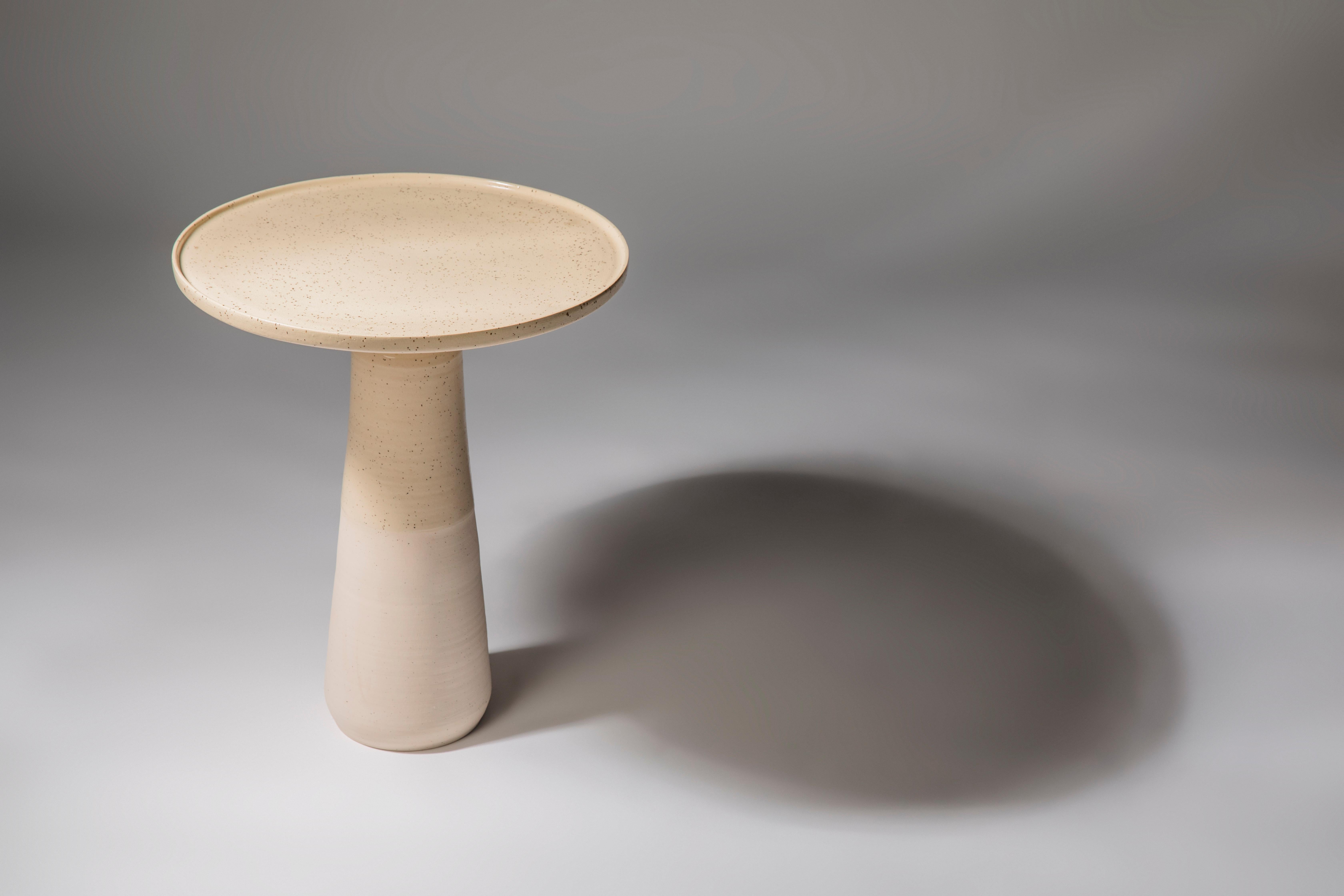 Table balustre en céramique par Bruno de Carvalho - Le grès rencontre le minimalisme rococo Neuf - En vente à São Paulo, SP