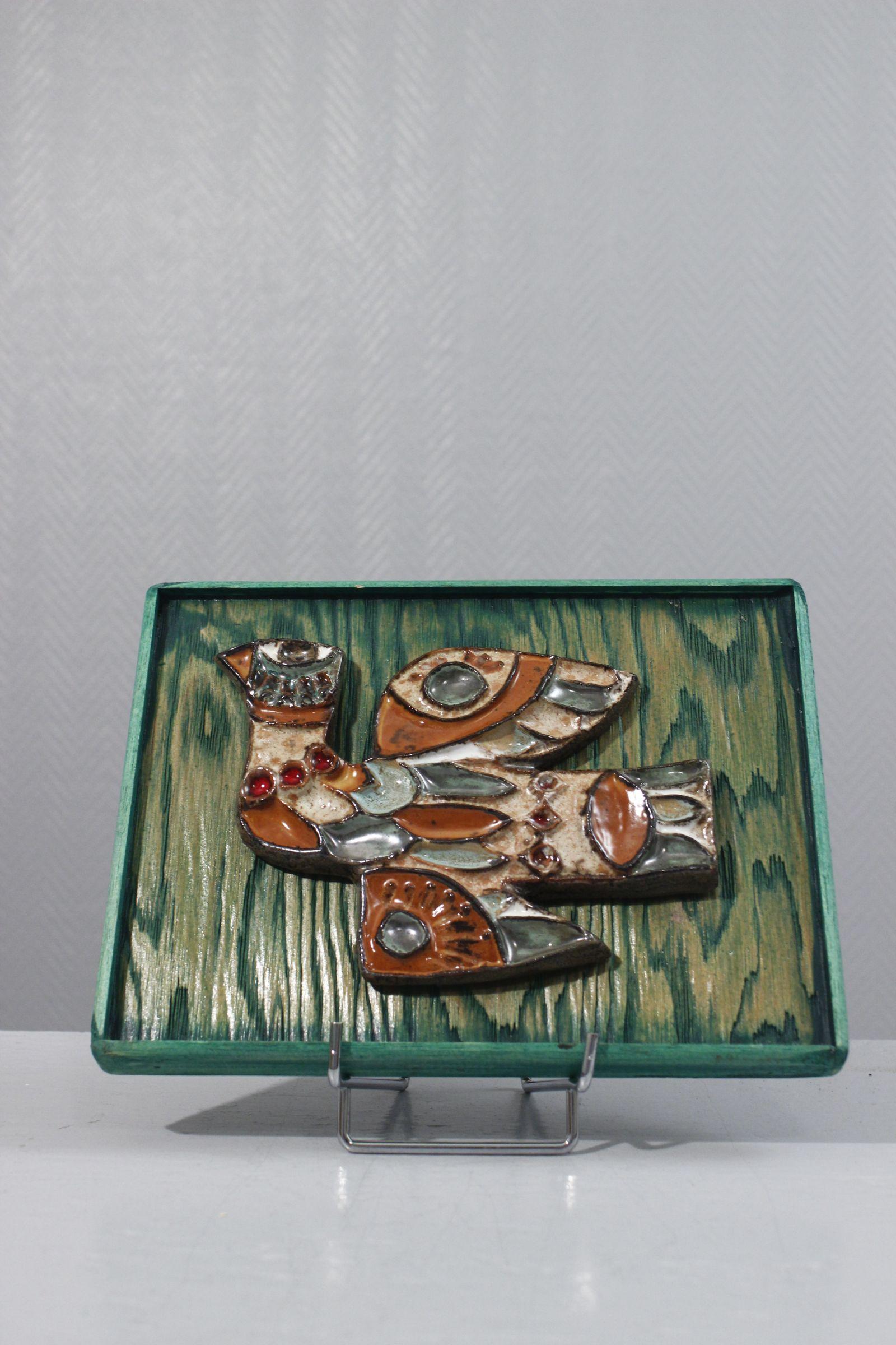 Bajorrelieve de pájaro de Roland Zobel, sobre panel de madera teñida de verde.

Muy buen estado, firmado en la parte posterior del panel.
