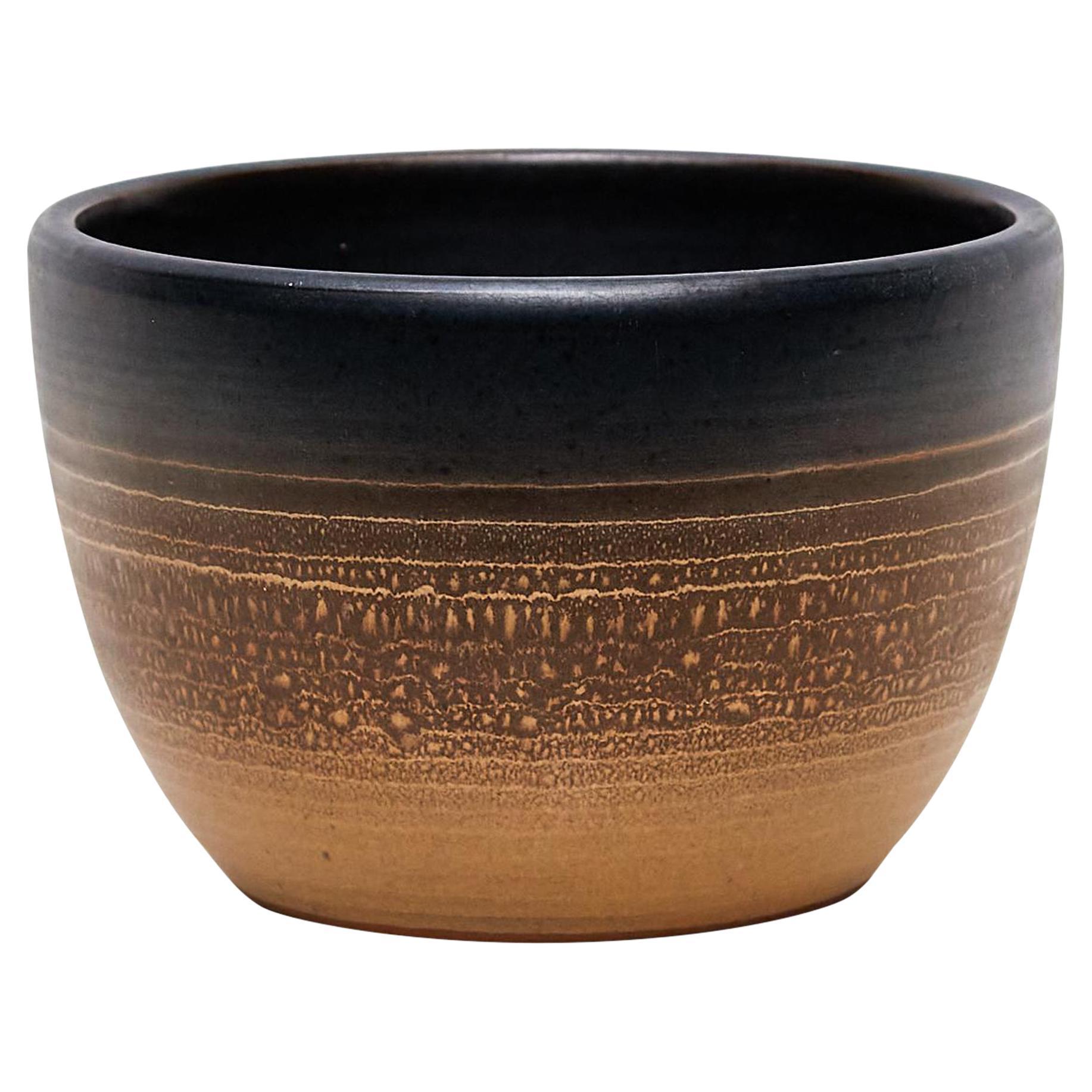 Ceramic Base by Catalan Ceramist Jordi Aguadé – Circa 1960, Signed

Delve into the realm of artistic ceramics with this exquisite base crafted by renowned Catalan ceramist Jordi Aguadé, circa 1960. Adorned with the artist’s signature, this piece