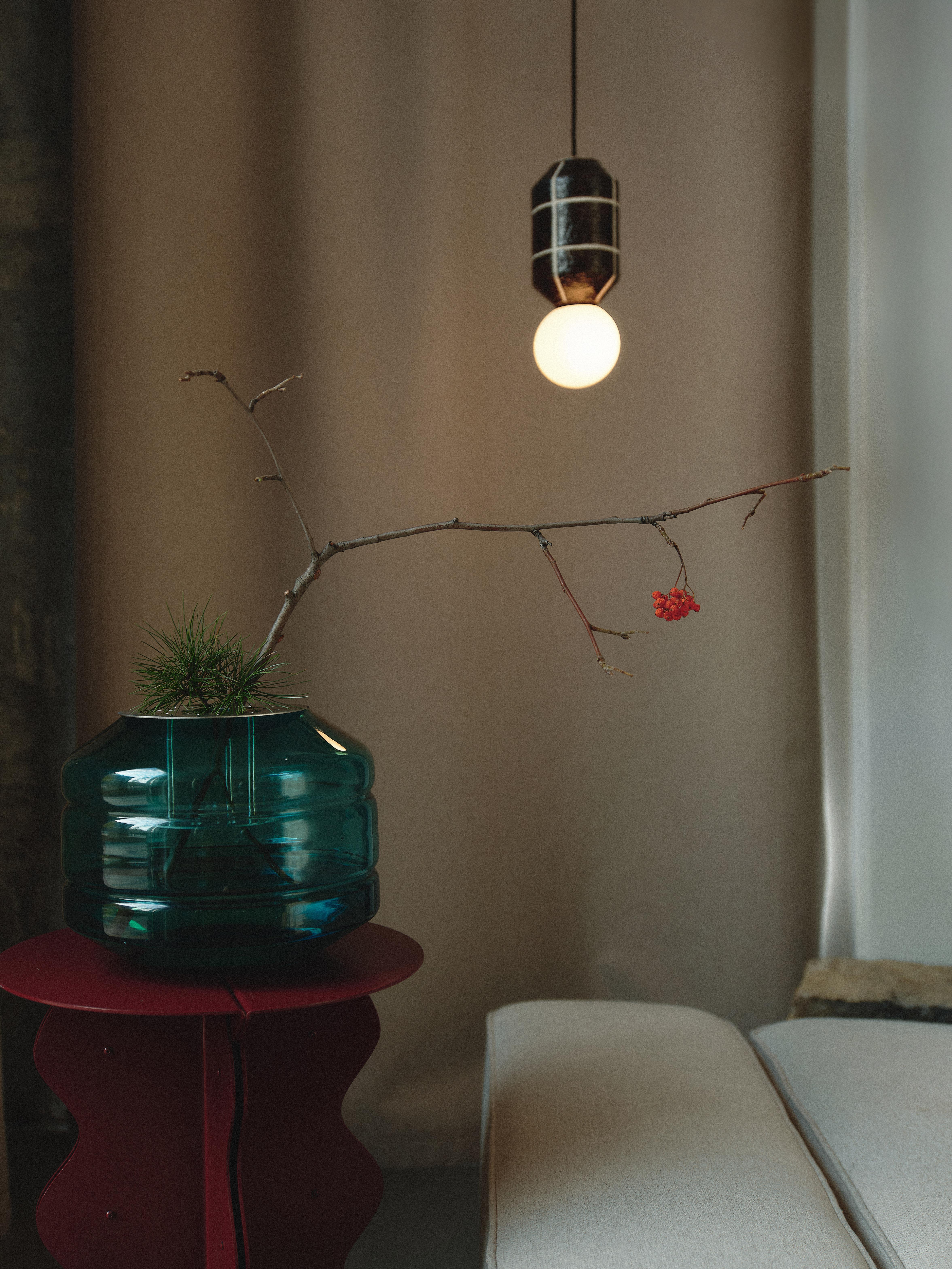 Smaltato Lampada a sospensione a spot con base in ceramica Rosa e nero Moderna realizzata a mano in vendita