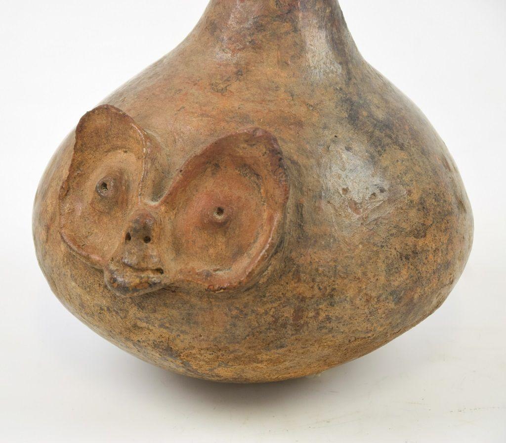 This ceramic bat is a decorative ceramic object realized during the mid-20th century.

A small decorative object with ring handle and elongated body.
On the high relief body with a bat face.

This object is shipped from Italy. Under existing