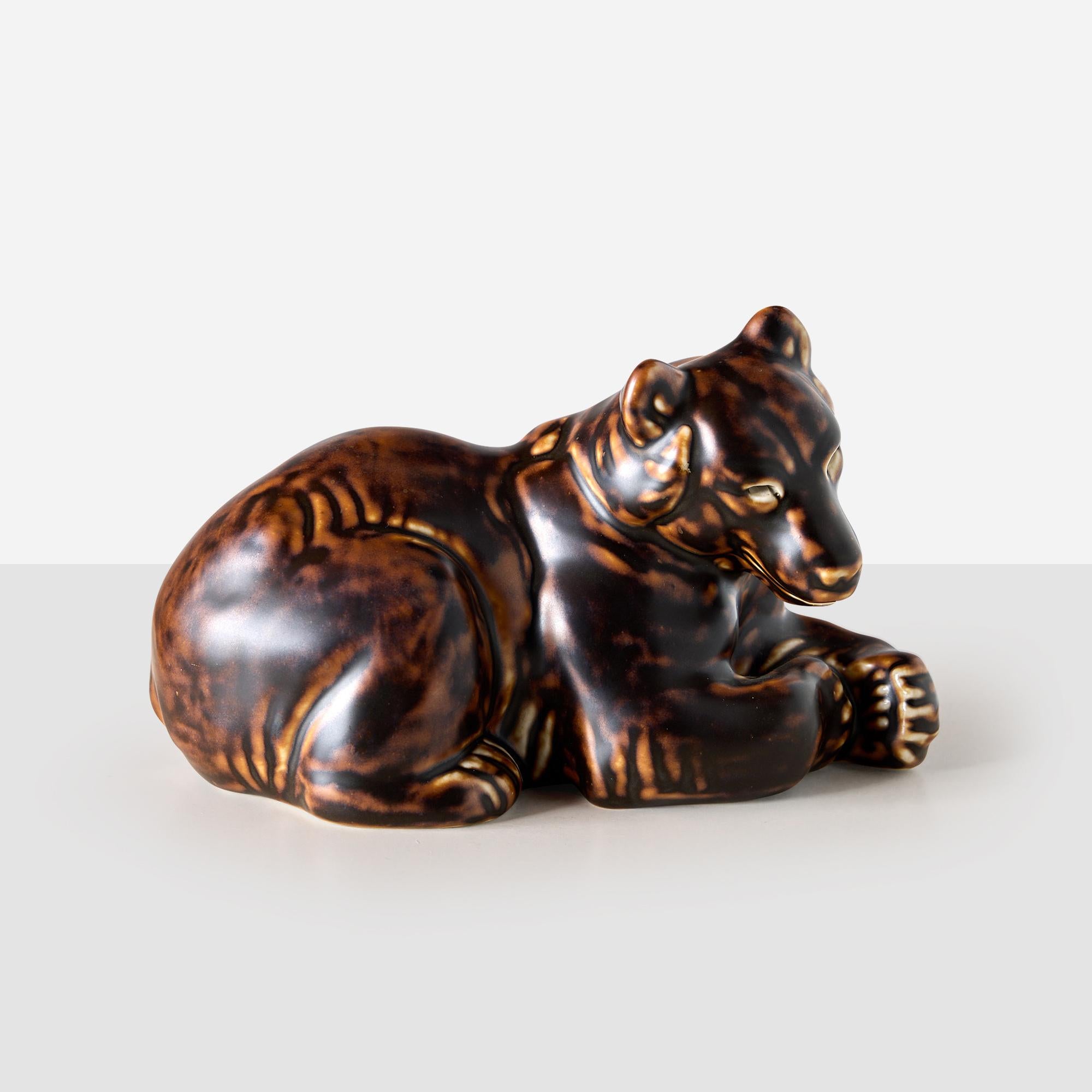Una figura di mamma orso finemente lavorata, modello #21520, è stata disegnata da Knud Kyhn per Royal Copenhagen. Il design semplice ma espressivo evidenzia lo stile naturalistico tipico di Kyhn. Marcato sulla base.