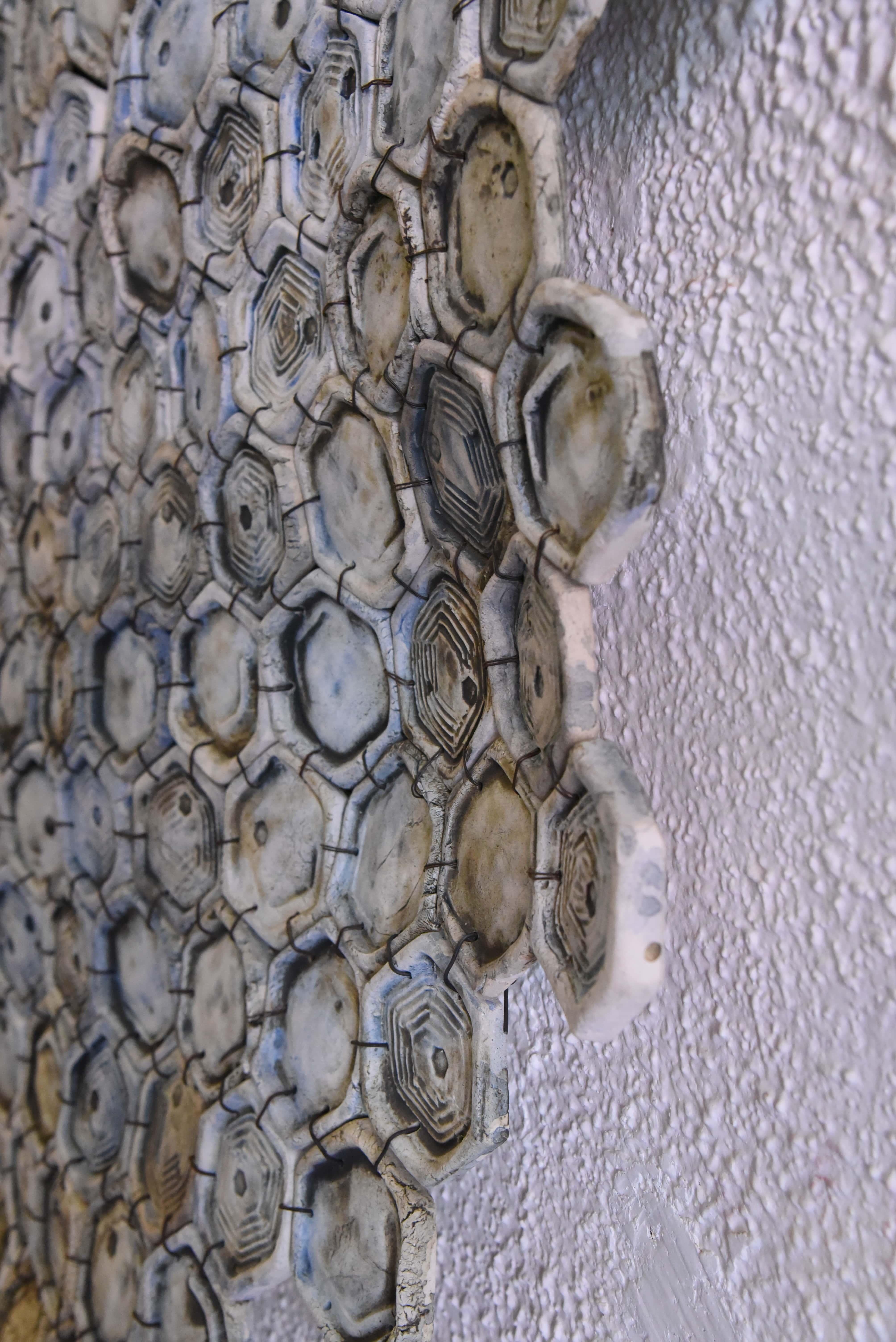 Keramik-Bienenstock-Wandbehang, 2018, Wanddekoration aus Ton (Organische Moderne)