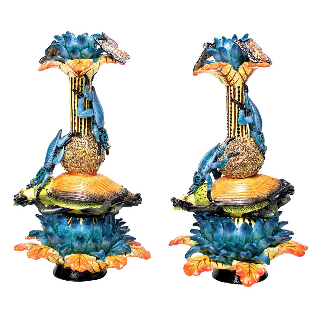 Candelieri Beetle dipinti a mano da Sabelo Nene e scolpiti da Sfiso Mvelase

Abbraccia l'incantevole spirito dell'artigianato sudafricano con gli squisiti candelieri Beetle, una splendida creazione di Love Art Ceramic. Dipinti a mano dal talentuoso