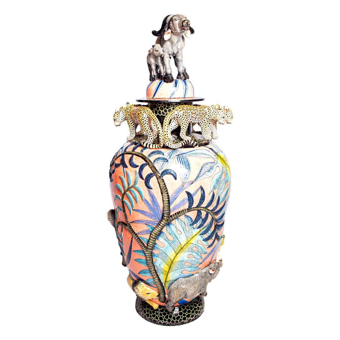 Dieses von George & Thabo handgeformte und von Wiseman bei Wiseman Ceramics in Südafrika handbemalte Big 5 Urnenpaar aus Keramik ist 27 Zoll hoch und misst sowohl in der Länge als auch in der Breite 14 Zoll. Diese von Wiseman entworfenen Urnen