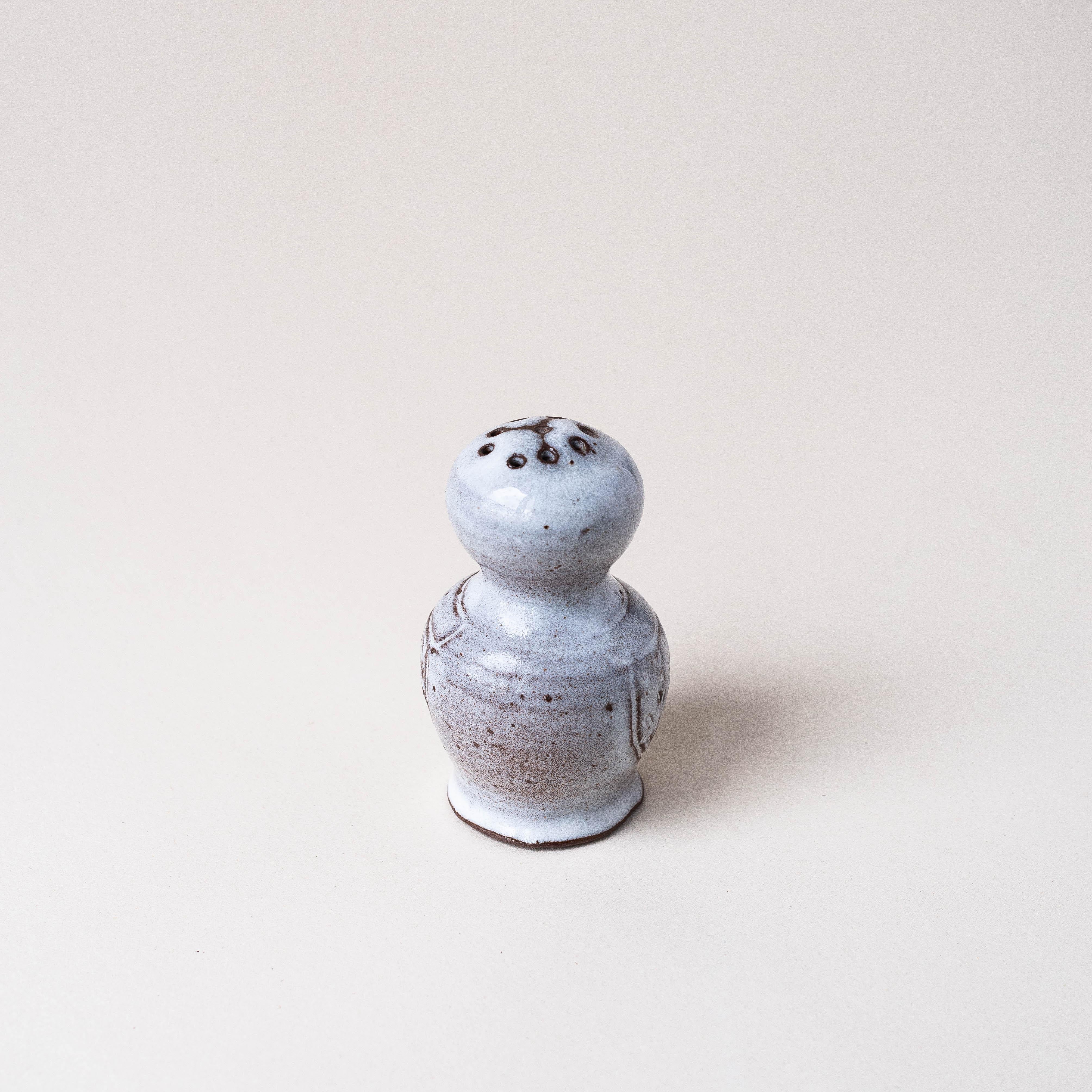 Bird Owl Salt Shaker in Ceramic by Jeanne and Norbert Pierlot Circa 1960 In Good Condition For Sale In ROUEN, FR