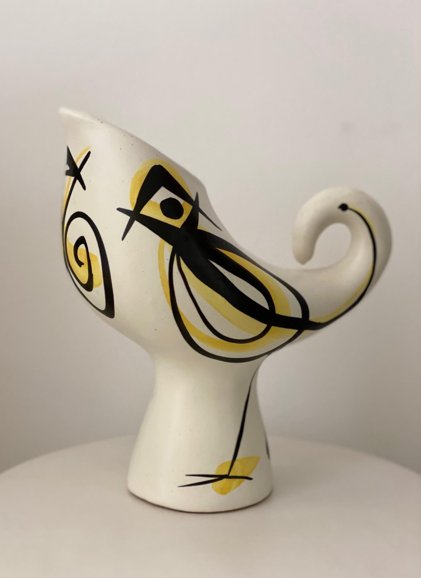 Roger Capron (1922-2006)
Stylized Bird vase signed Capron Vallauris circa 1950
Measures: H 22 cm x L 20 cm.