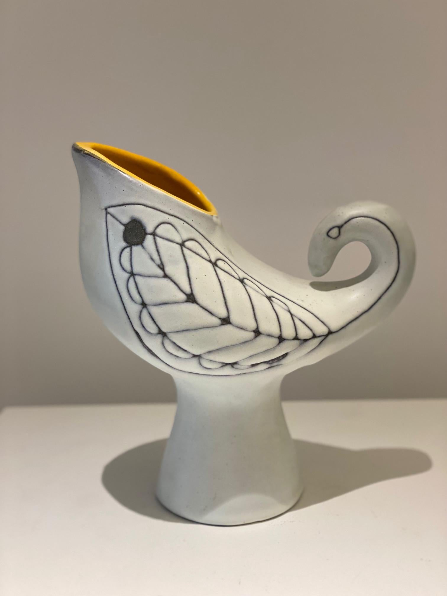 Roger Capron (1922-2006)
Stylized Bird vase signed Capron Vallauris circa 1950
Measures: H 22 cm x L 20 cm.