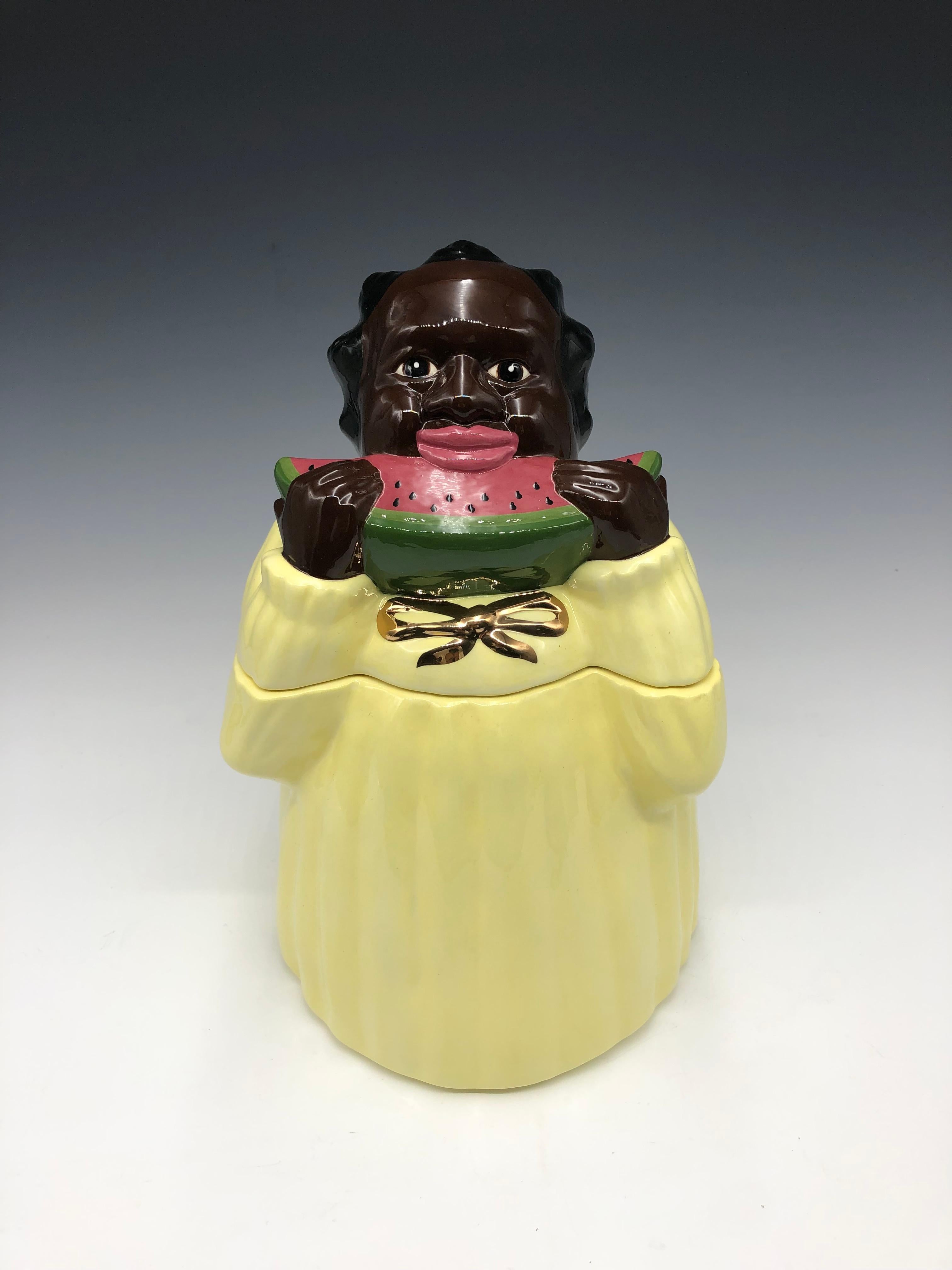 Cette boîte à biscuits en céramique artisanale a été créée en 1986 par la céramiste américaine Carol Bifford. Signée, datée et numérotée 148, cette œuvre fait partie d'une petite série limitée produite par Bifford au milieu des années 1980.

La