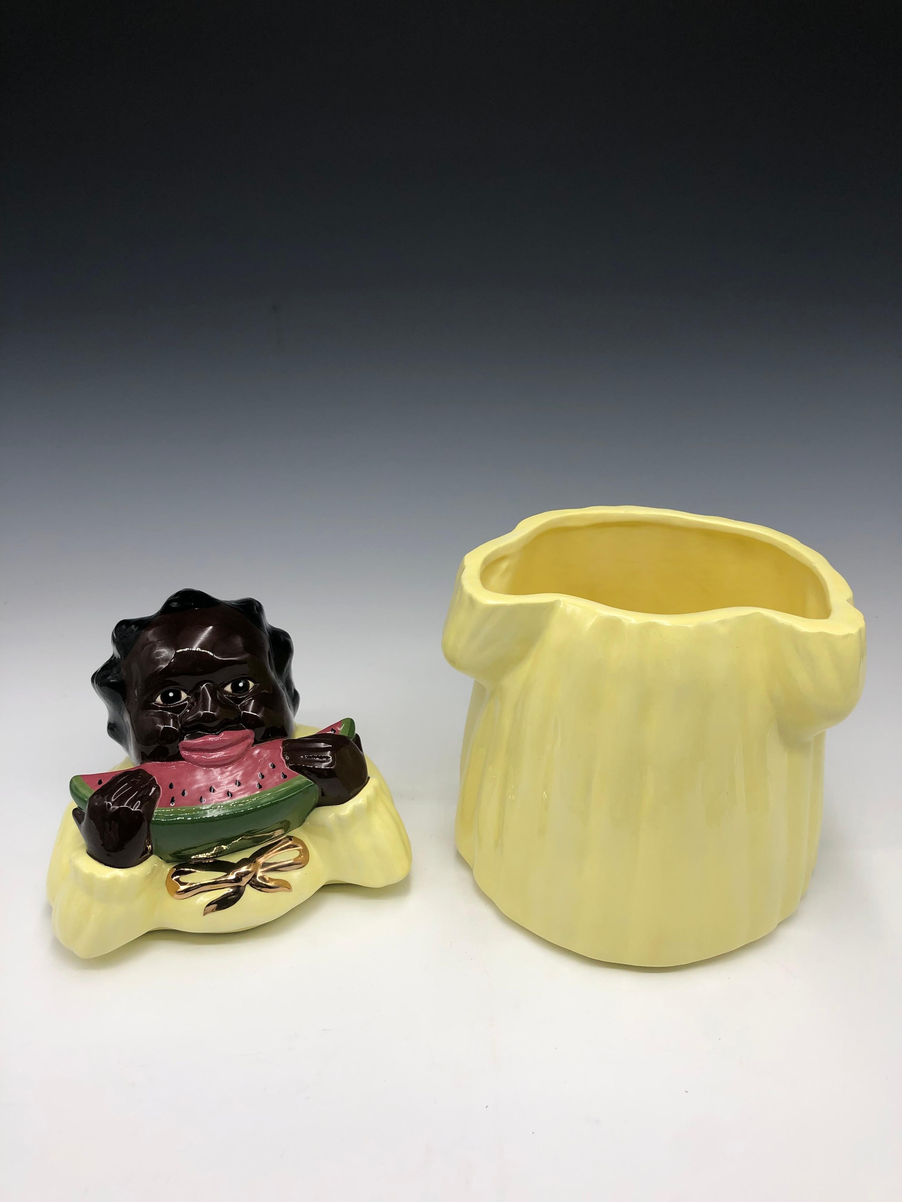 Céramique Jarre à biscuits en céramique avec figure noire par Carol Bifford, édition limitée #148 en vente