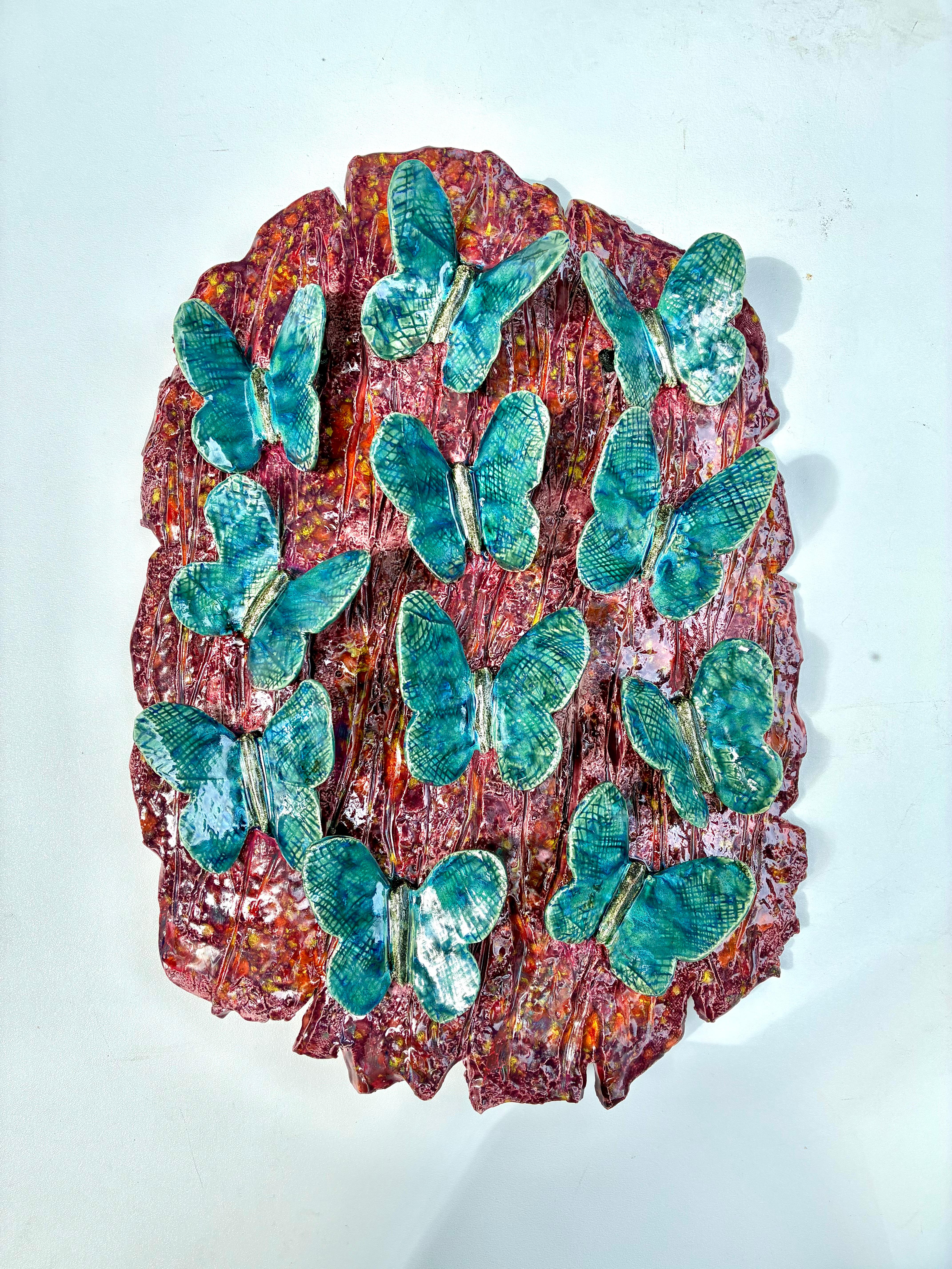 Scultura da parete in ceramica con farfalle blu su corteccia 

In vendita una scultura da parete in ceramica artigianale firmata e datata 2025 dall'artista Rexx Fischer. Questa opera d'arte vibrante e strutturata è formata da un unico pezzo di