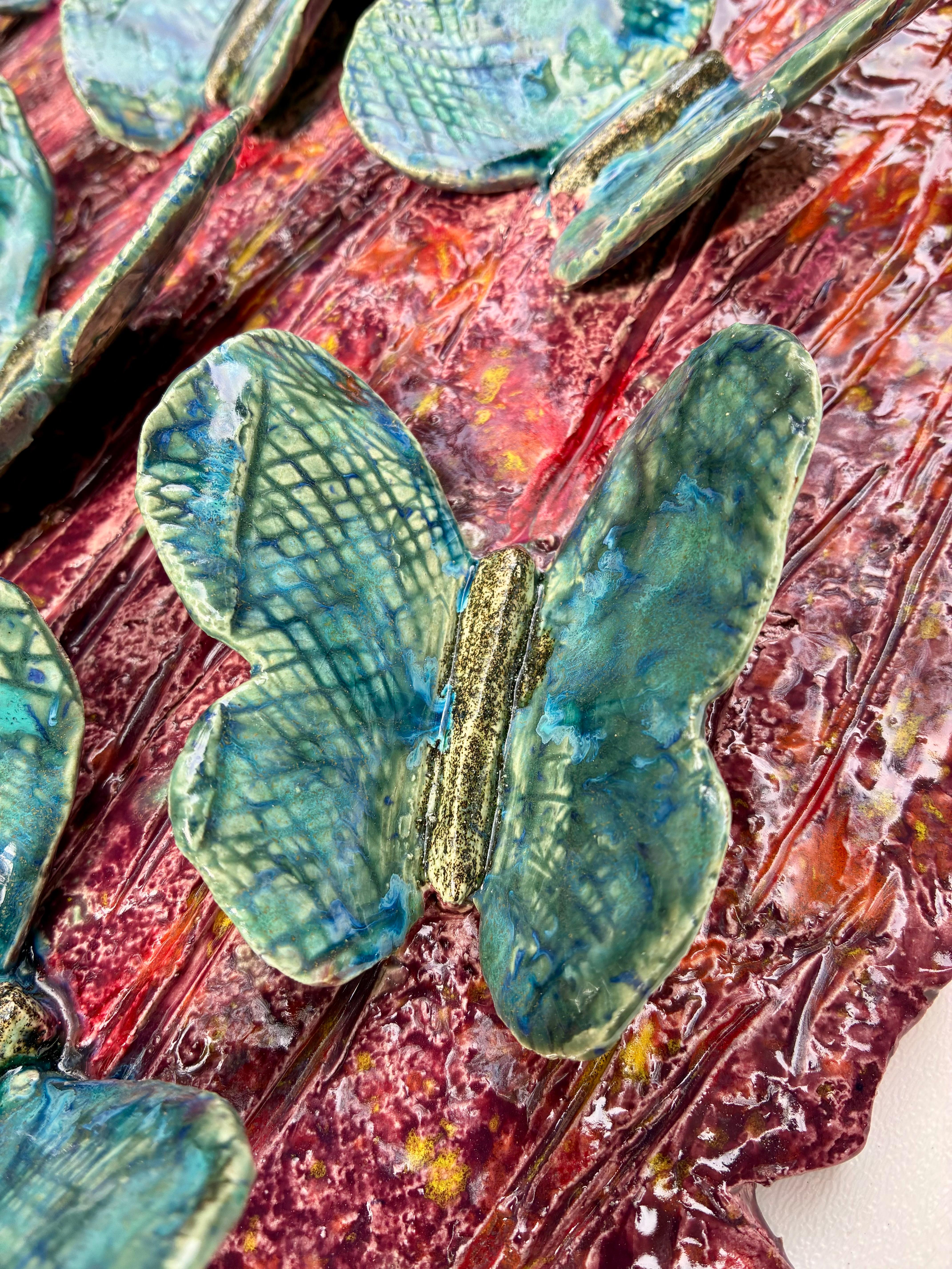 Organico moderno Scultura da parete in ceramica con farfalle blu su corteccia in vendita