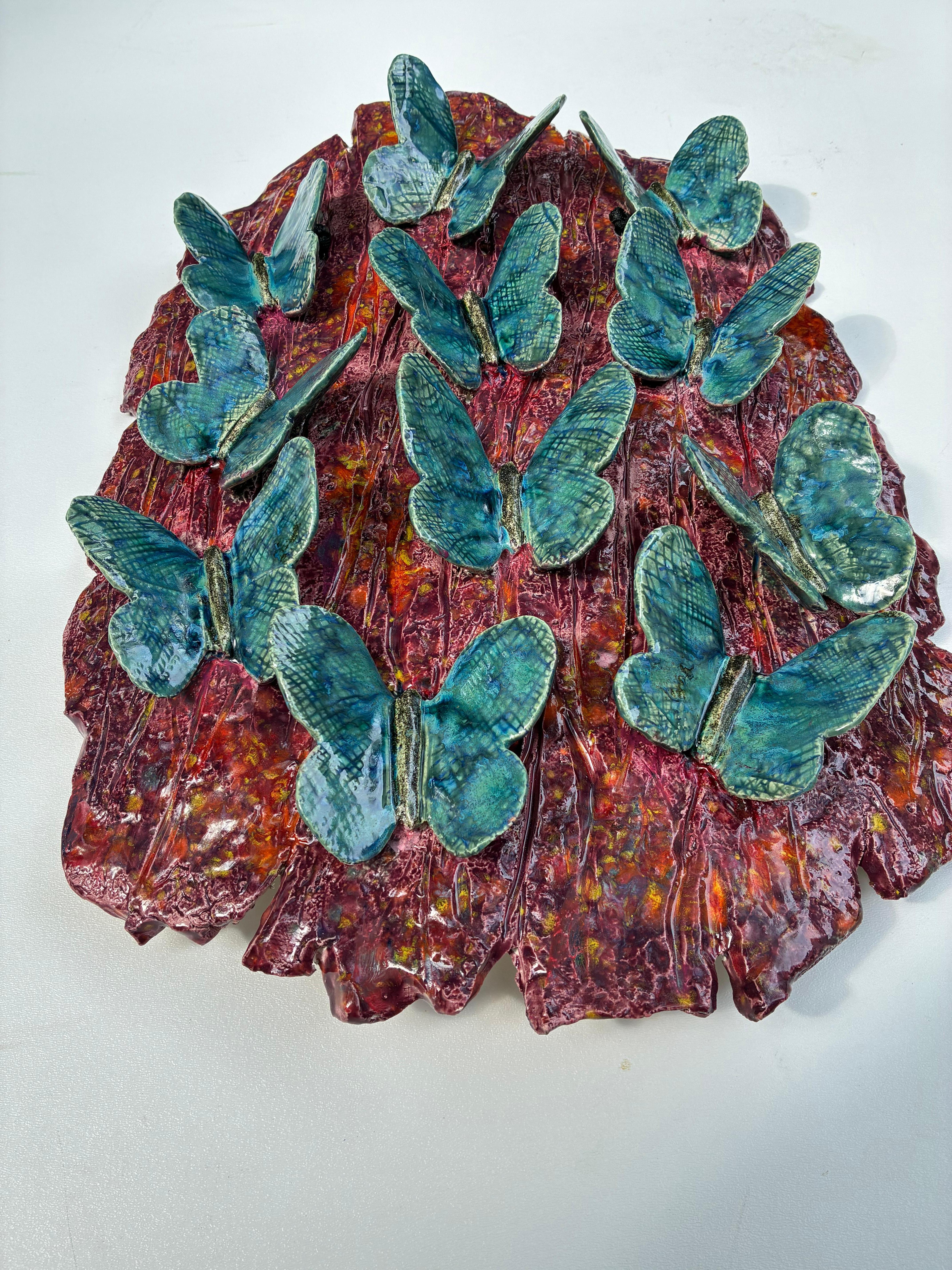 Americano Scultura da parete in ceramica con farfalle blu su corteccia in vendita