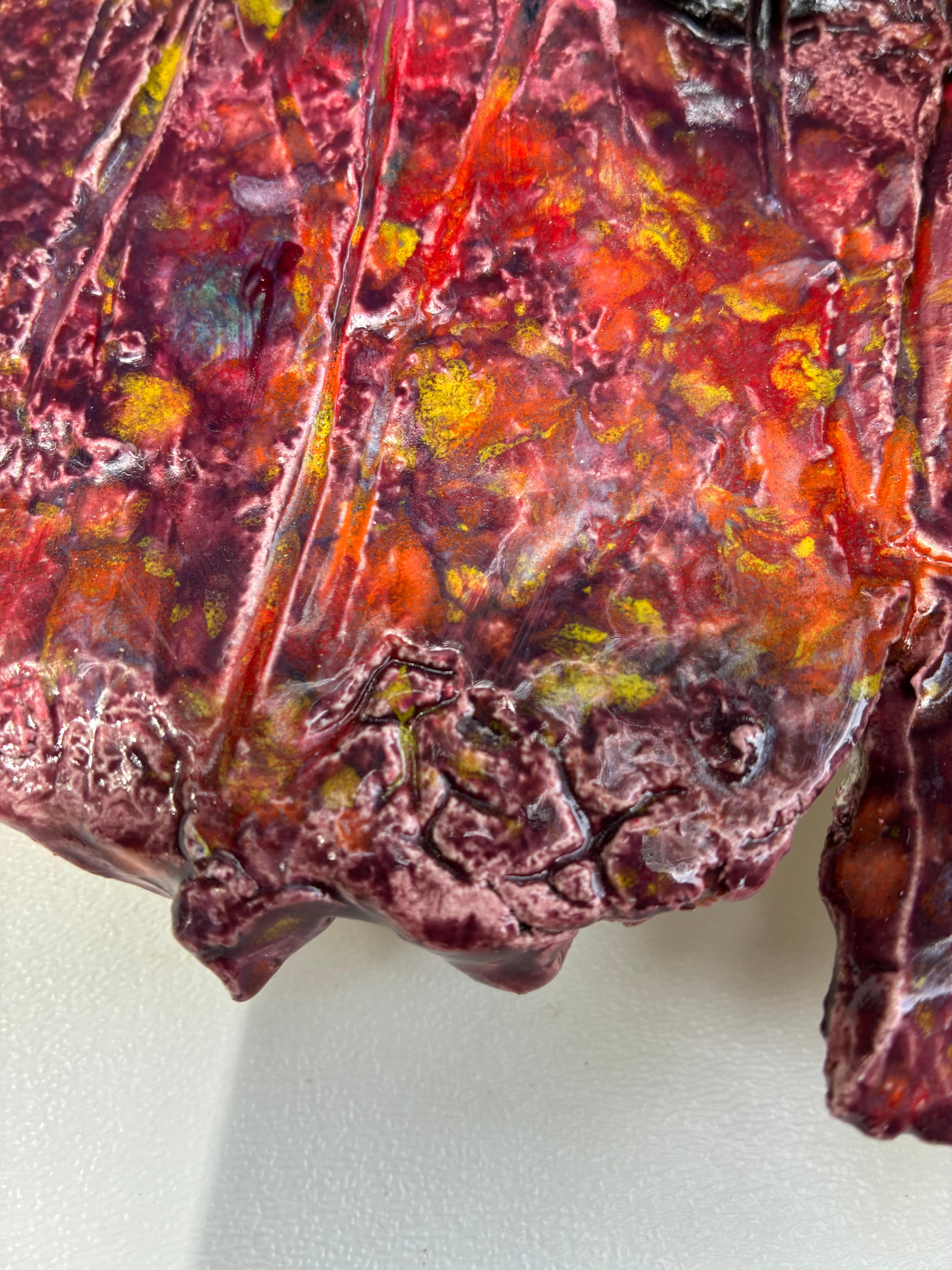 Fatto a mano Scultura da parete in ceramica con farfalle blu su corteccia in vendita