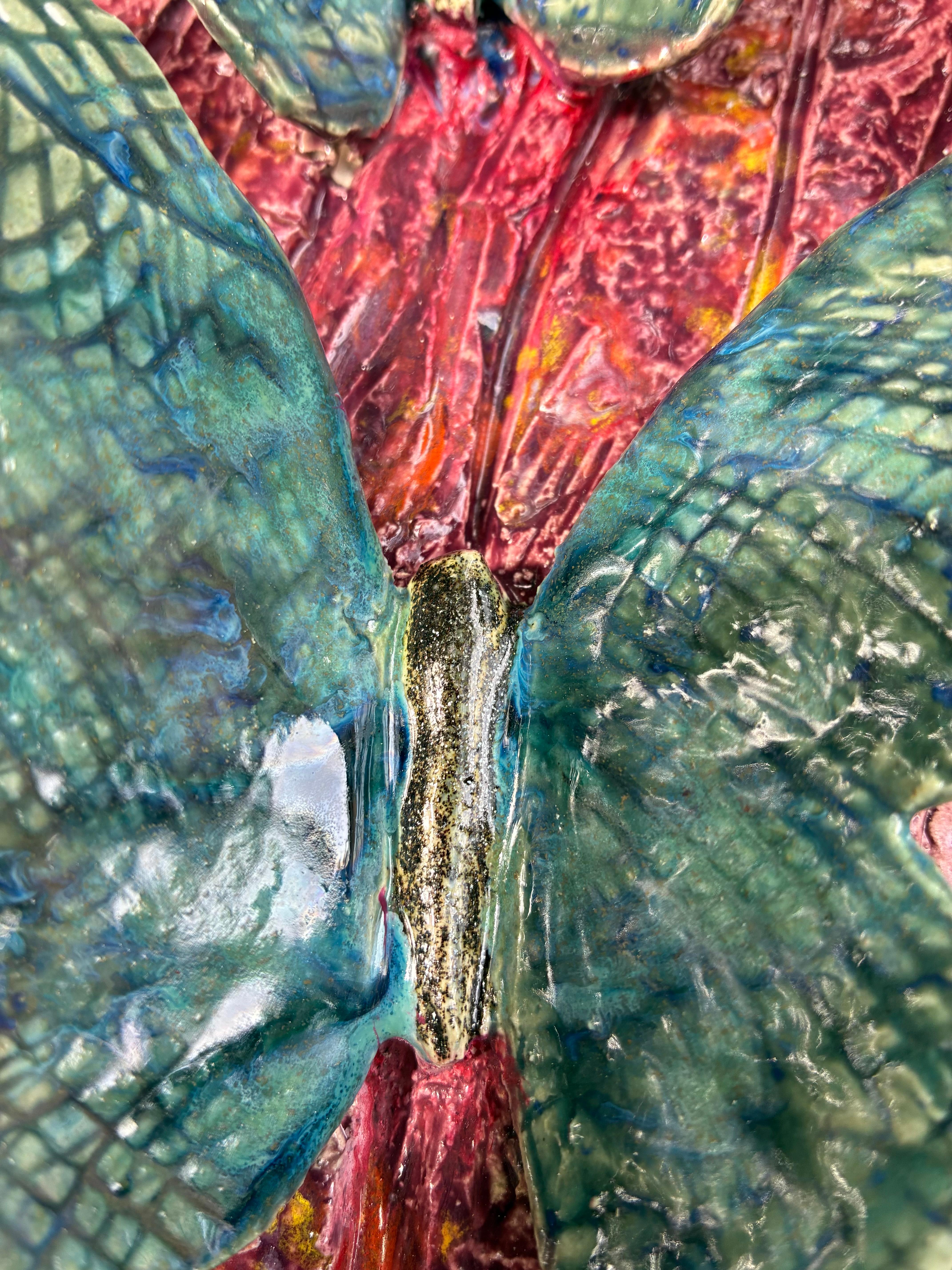 Scultura da parete in ceramica con farfalle blu su corteccia In condizioni Nuovo in vendita a Miami, FL