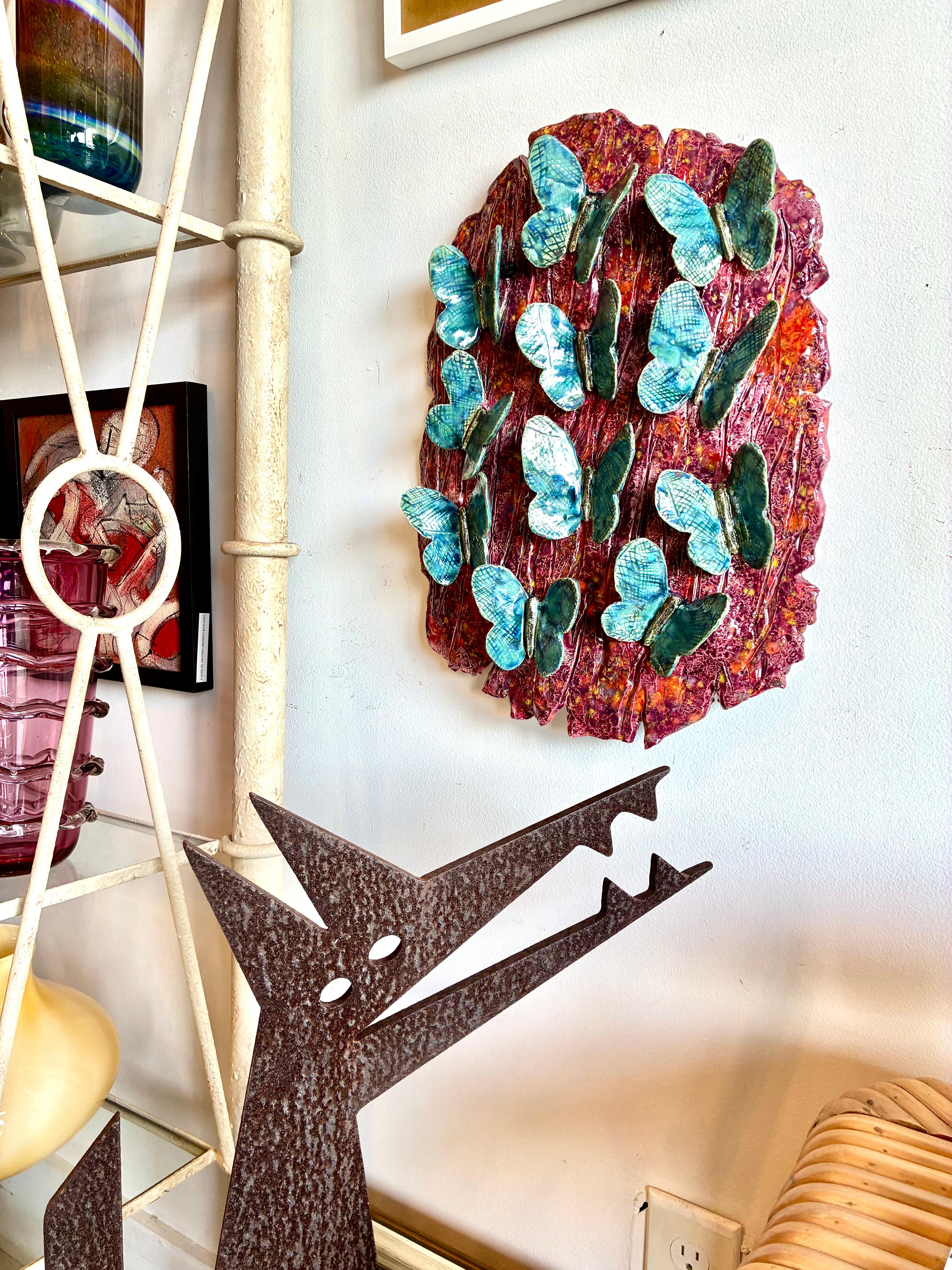 XXI secolo e contemporaneo Scultura da parete in ceramica con farfalle blu su corteccia in vendita