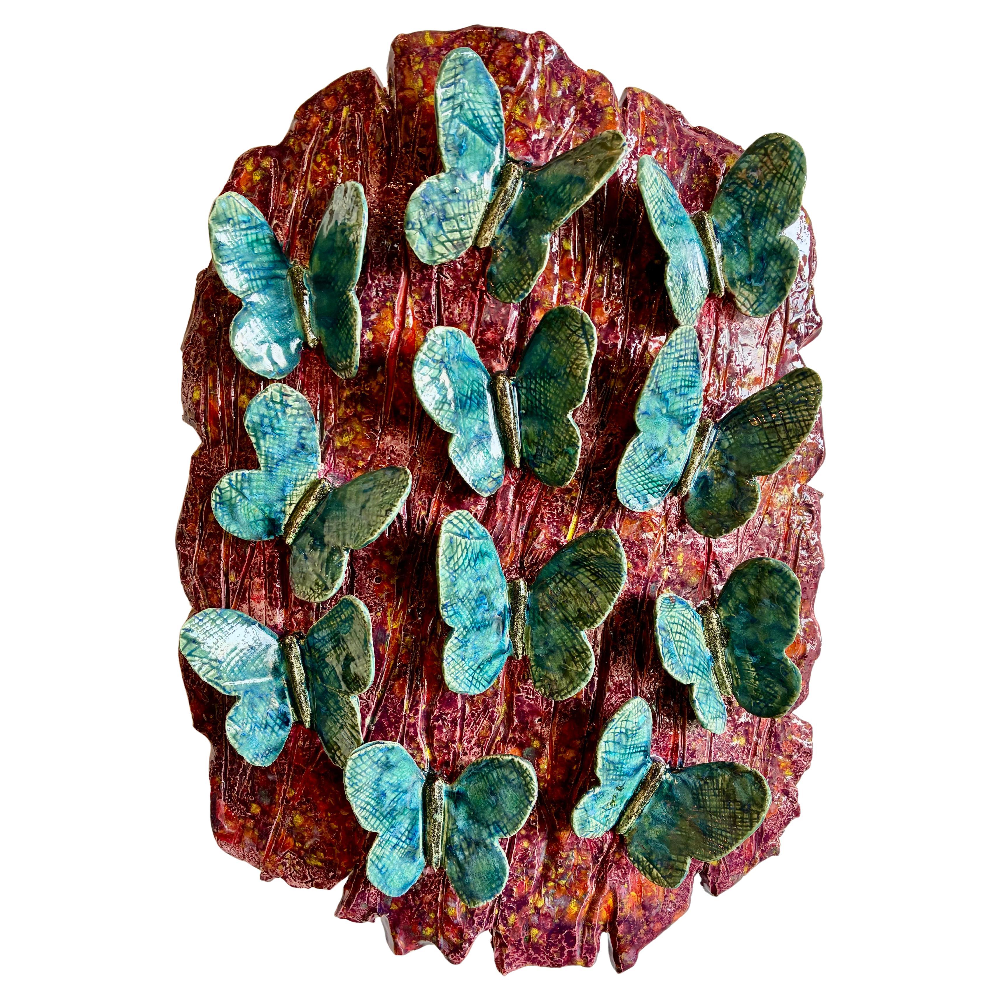 Scultura da parete in ceramica con farfalle blu su corteccia in vendita