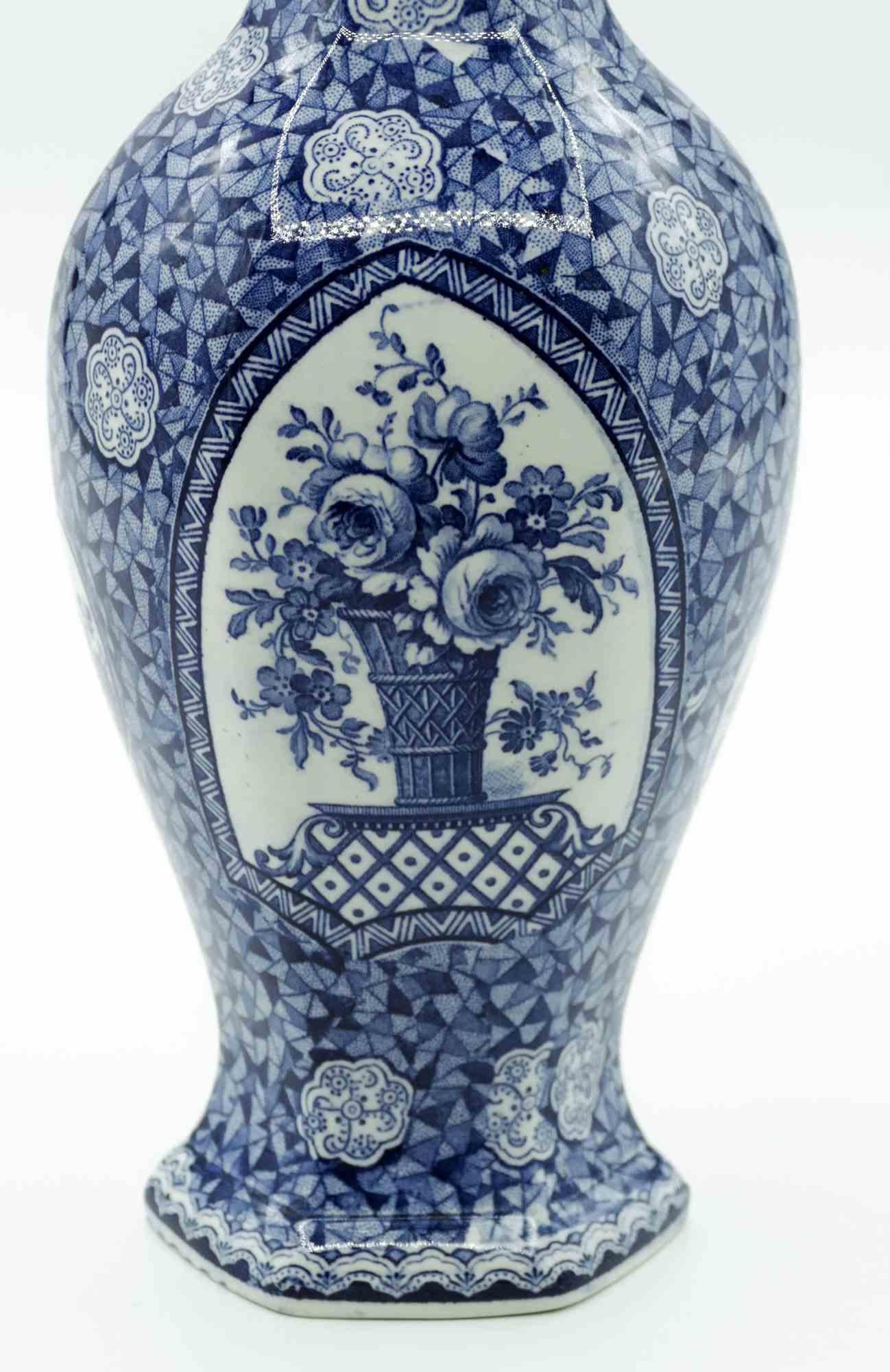 Il vaso di ceramica blu è un oggetto decorativo originale realizzato nel XIX secolo da Franz Anton Mehlem.

Vaso elegante con decorazioni floreali.

Condizioni eccellenti