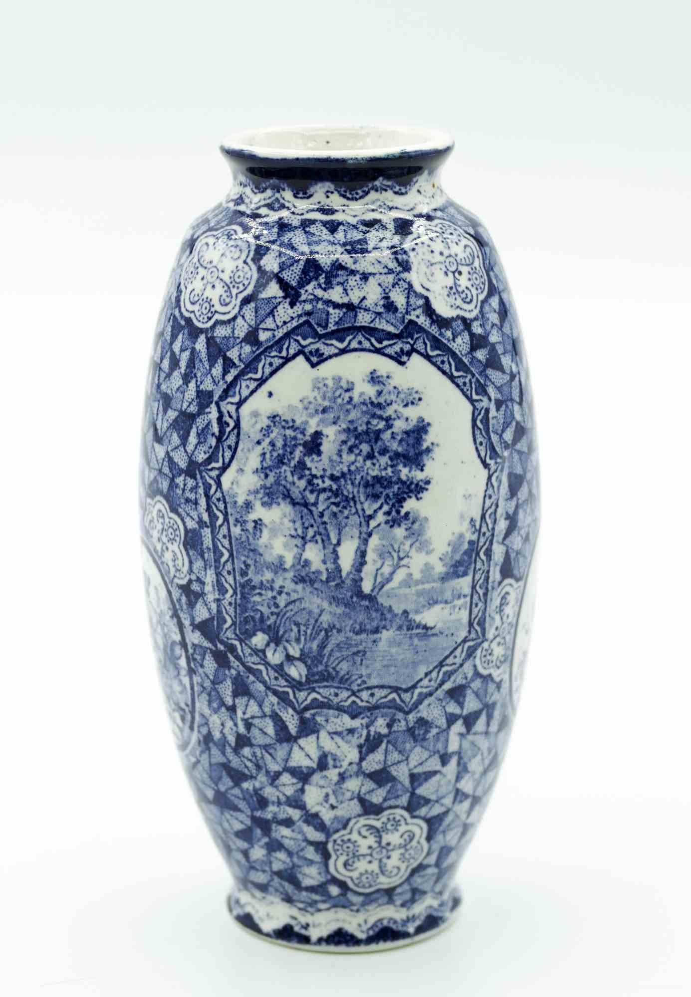 Jarrón de porcelana azul con adornos es un objeto de finales del siglo XIX de Franz Anton Mehlem. 
Excelente estado