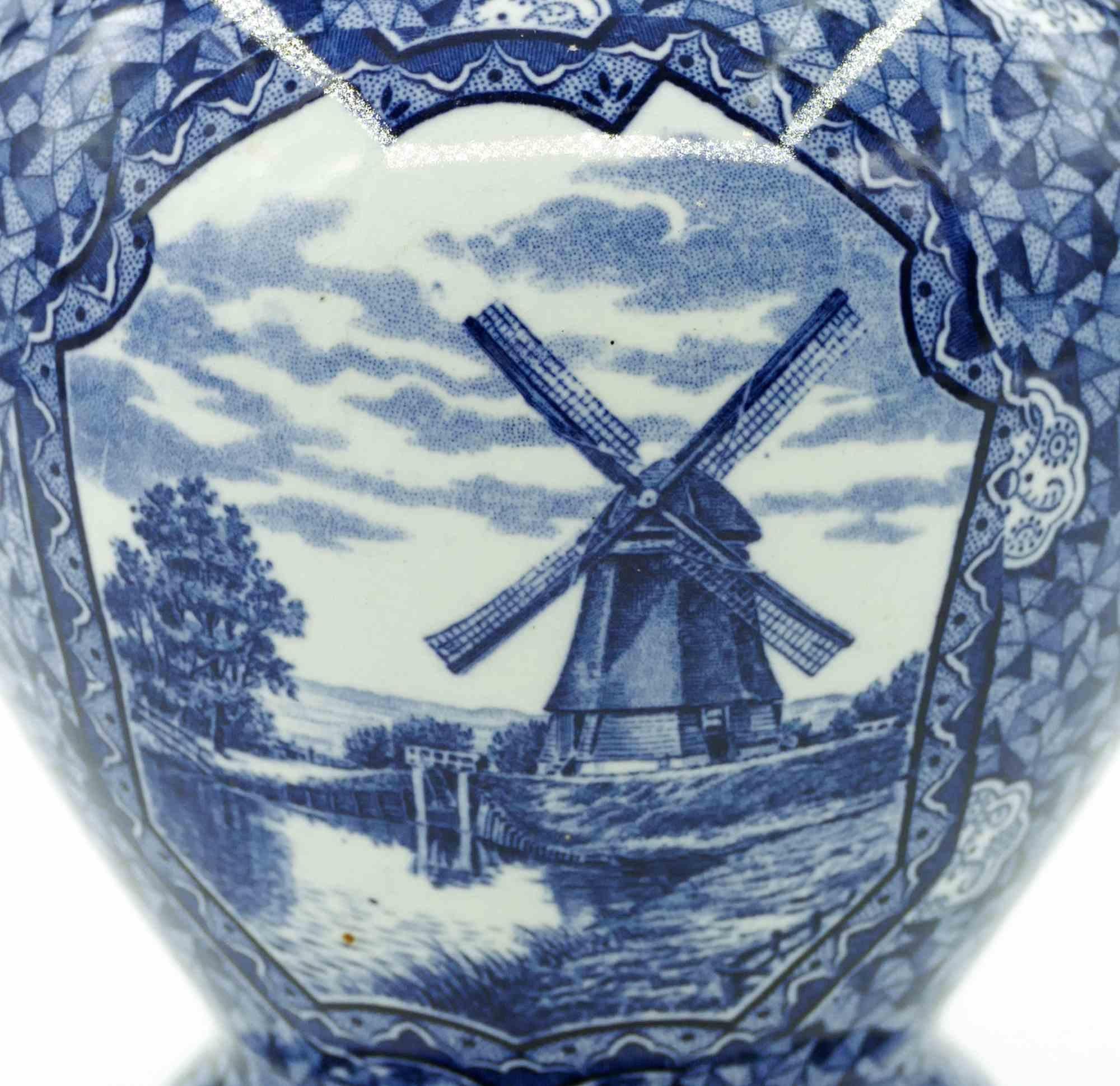 Il vaso di ceramica blu è un oggetto decorativo realizzato nel XIX secolo da Villeroy & Boch.

Eleganza del vaso che rappresenta un paesaggio con un mulino. 

Condizioni eccellenti
