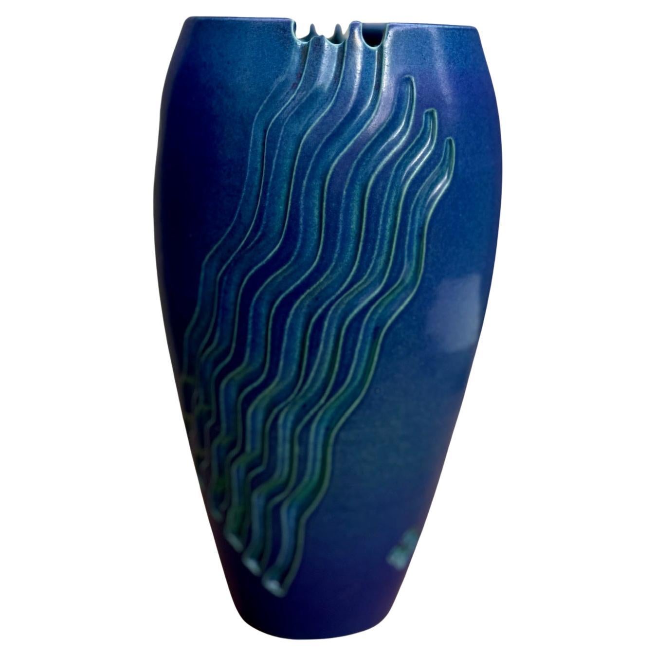 Vase bleu avec motifs sculptés