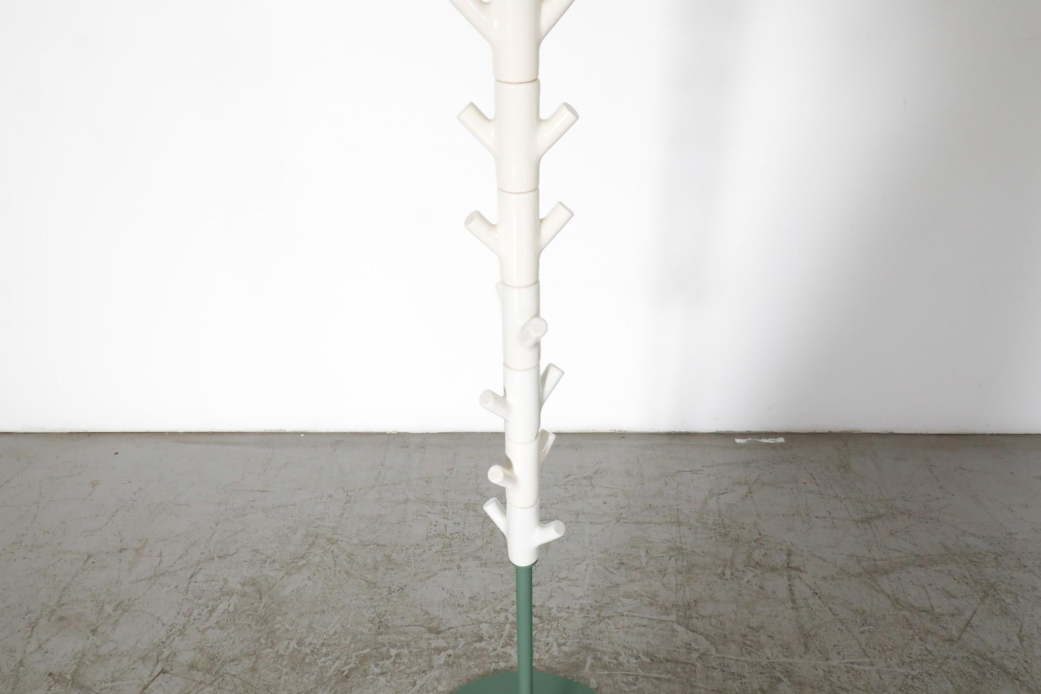 XXI secolo e contemporaneo Appendiabiti a colonna in ceramica con base verde di Richard Hutten in vendita