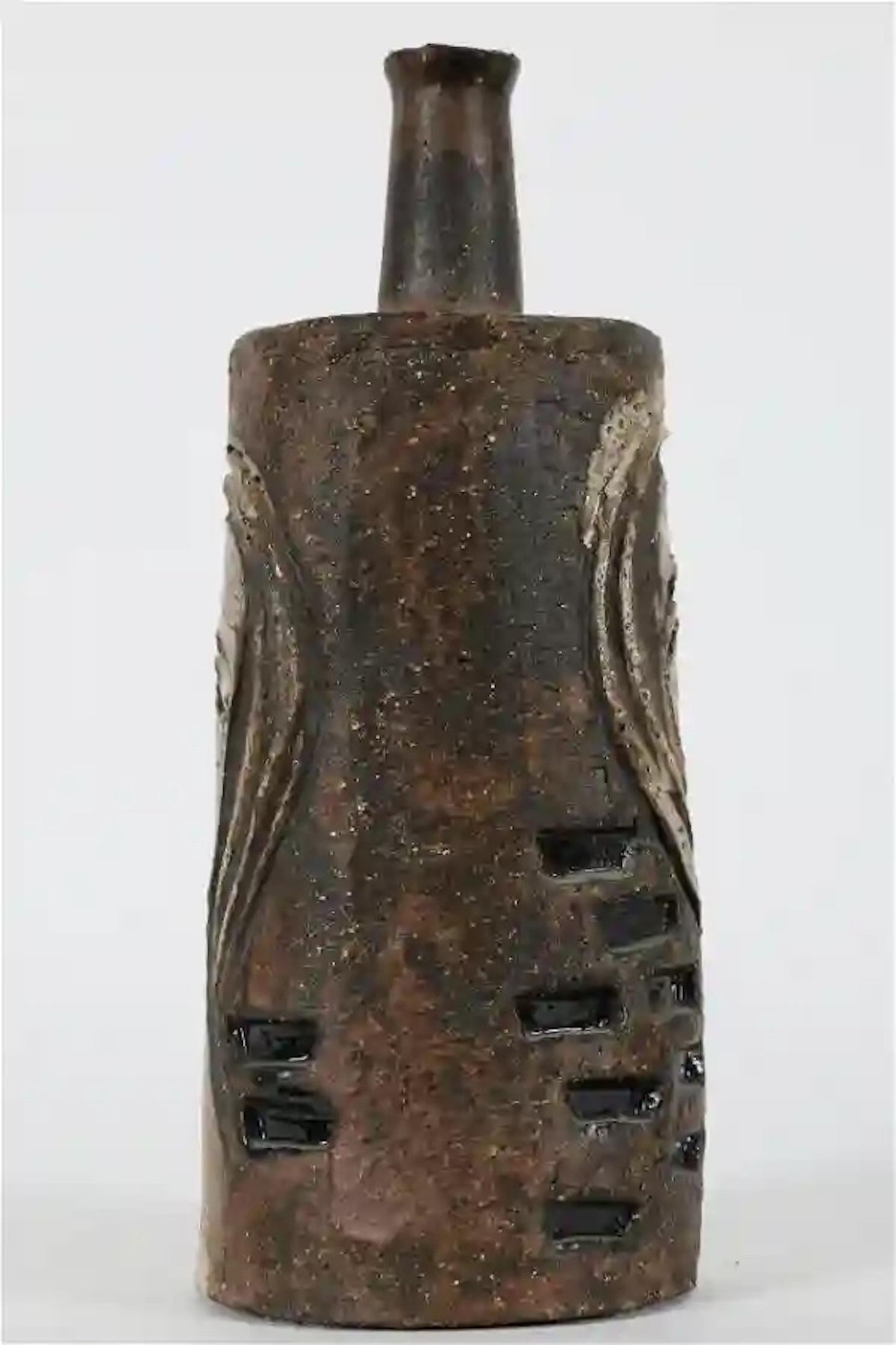 Canadien Vase en forme de bouteille par Charles Sucsan en vente
