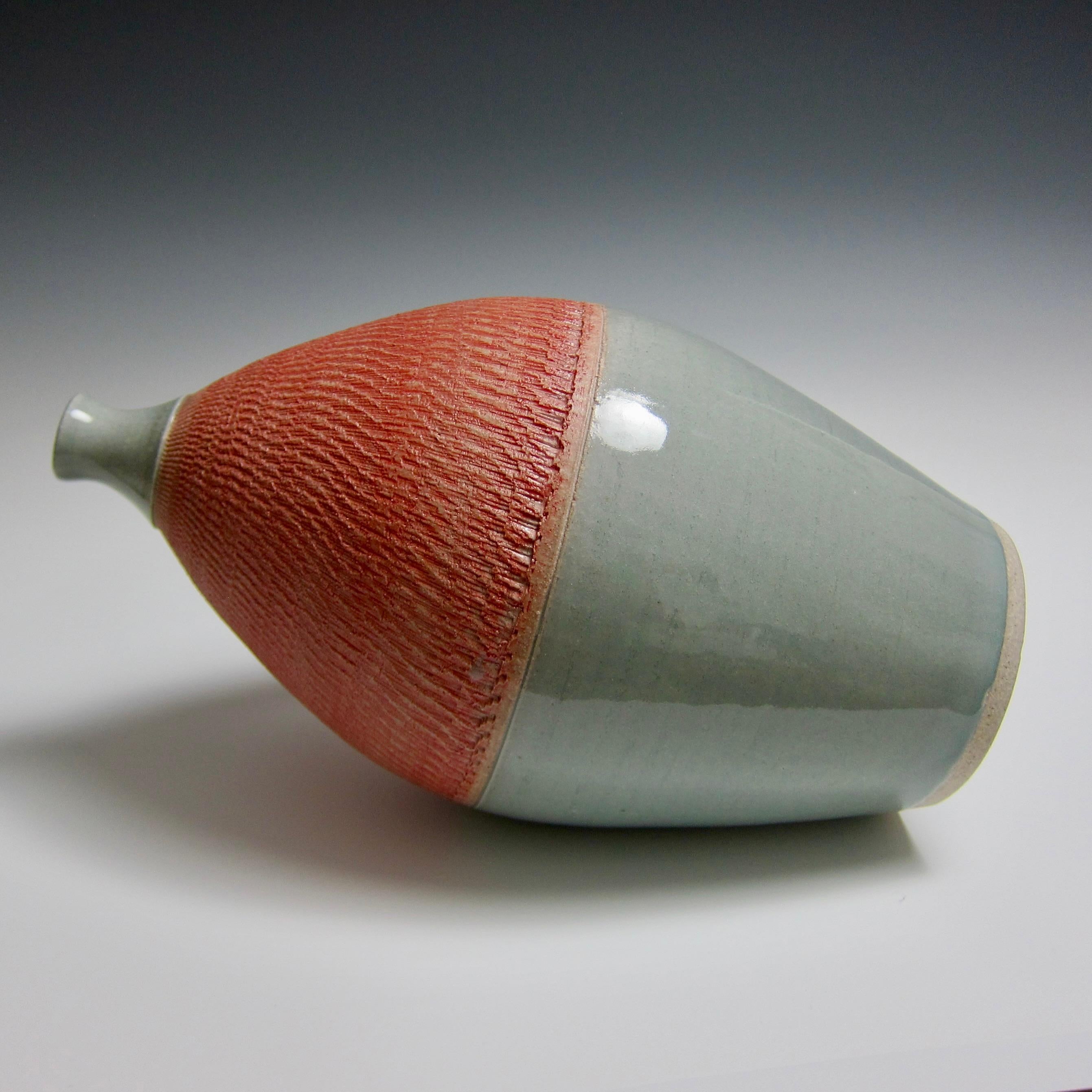 Keramikflasche mit Gesprächsstoff von Jason Fox (Moderne) im Angebot
