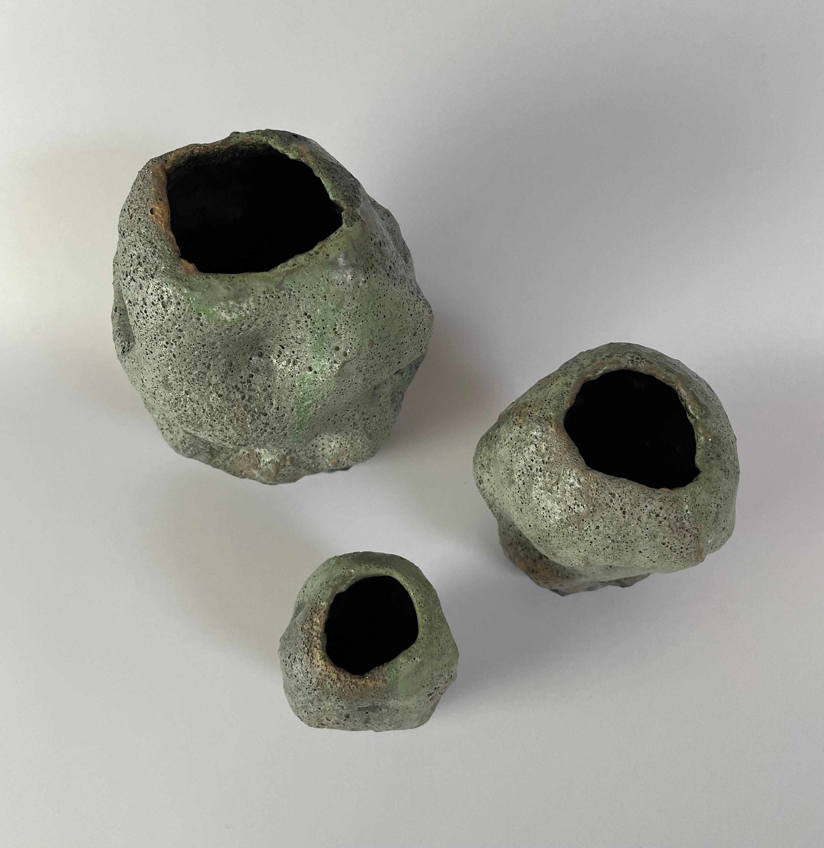 Keramische Boulder-Vasen, -Gefäße, Skulpturen (21. Jahrhundert und zeitgenössisch) im Angebot
