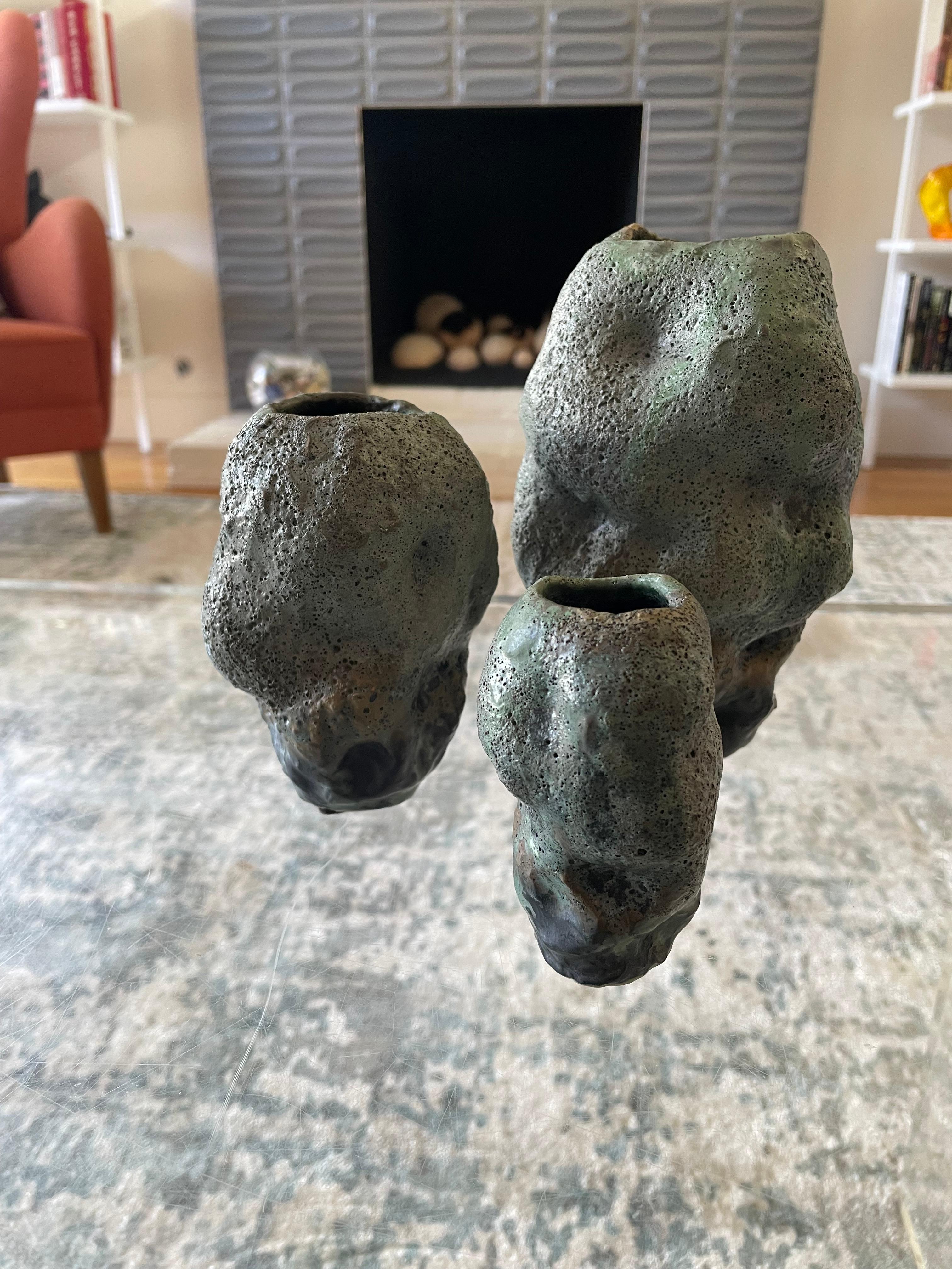 Keramische Boulder-Vasen, -Gefäße, Skulpturen im Angebot 1