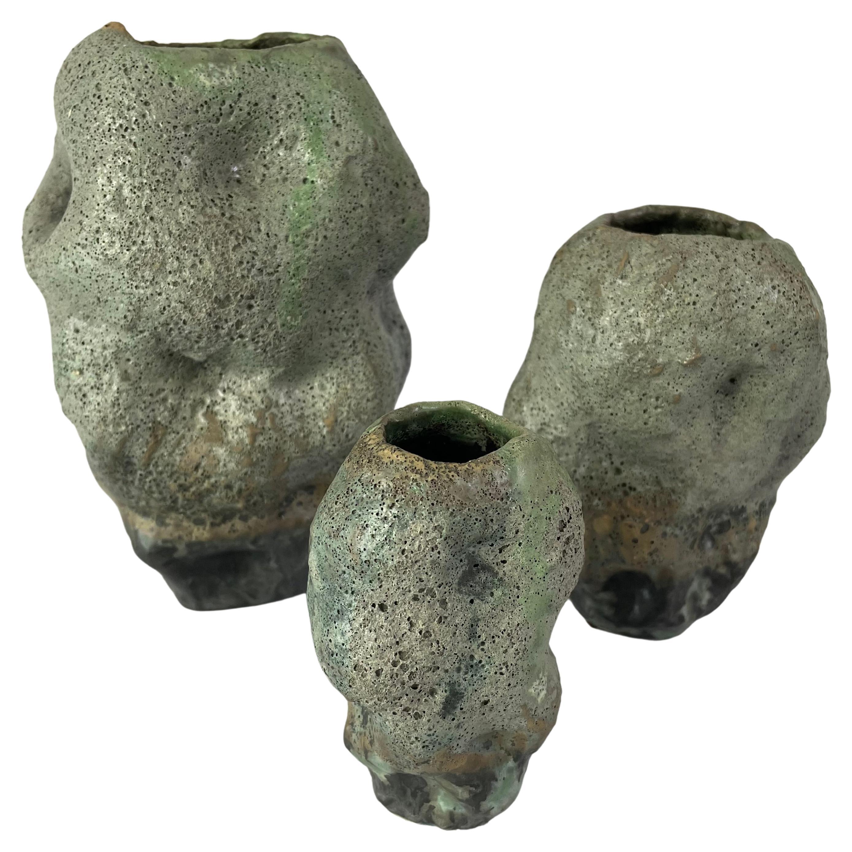 Keramische Boulder-Vasen, -Gefäße, Skulpturen