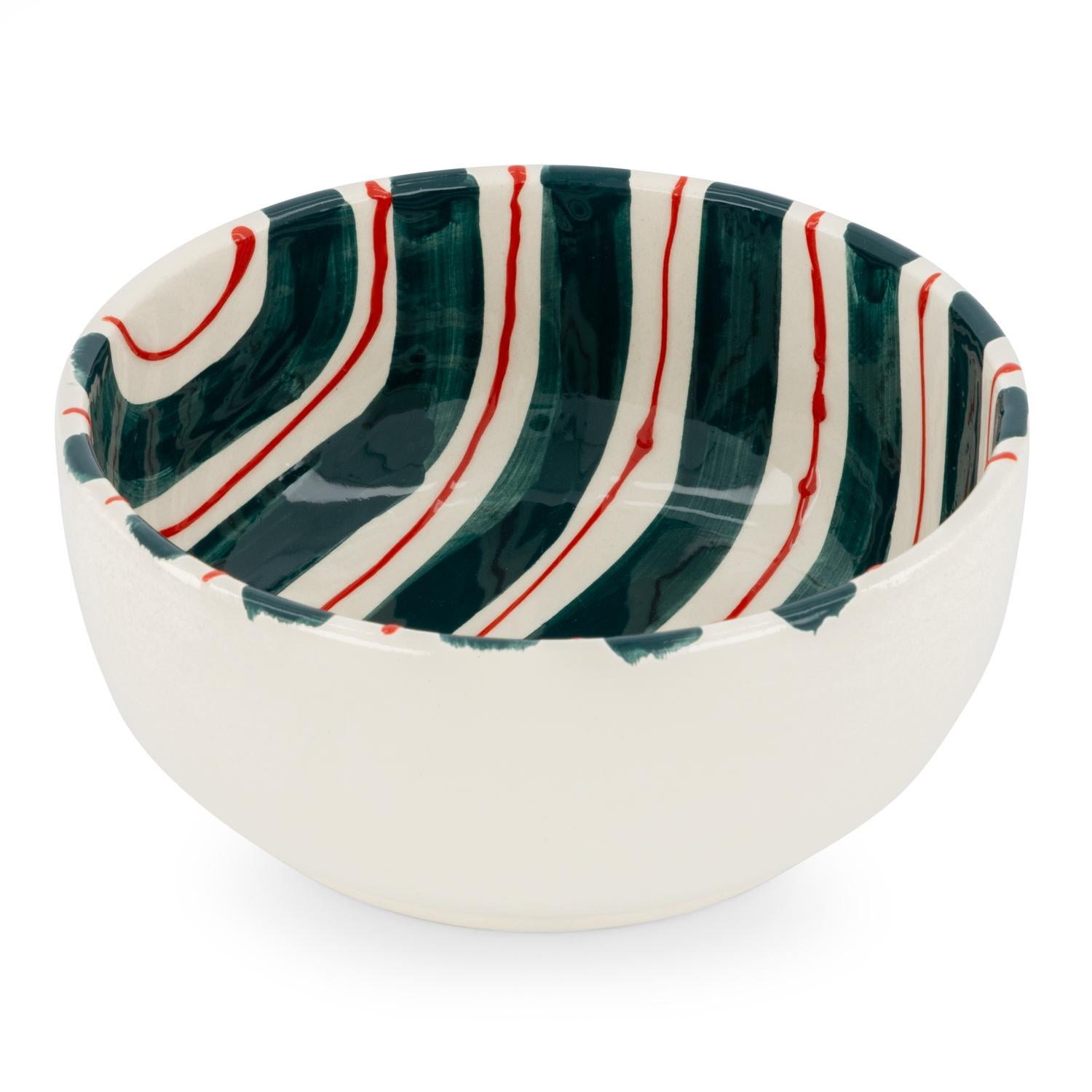 ¡Algo para elevar tu experiencia gastronómica! Añade un toque de color a tu mesa con nuestro cuenco de cerámica a rayas pintado a mano, con vibrantes toques verdes y rojos sobre una base de cerámica blanca. Esta pieza no sólo es un accesorio