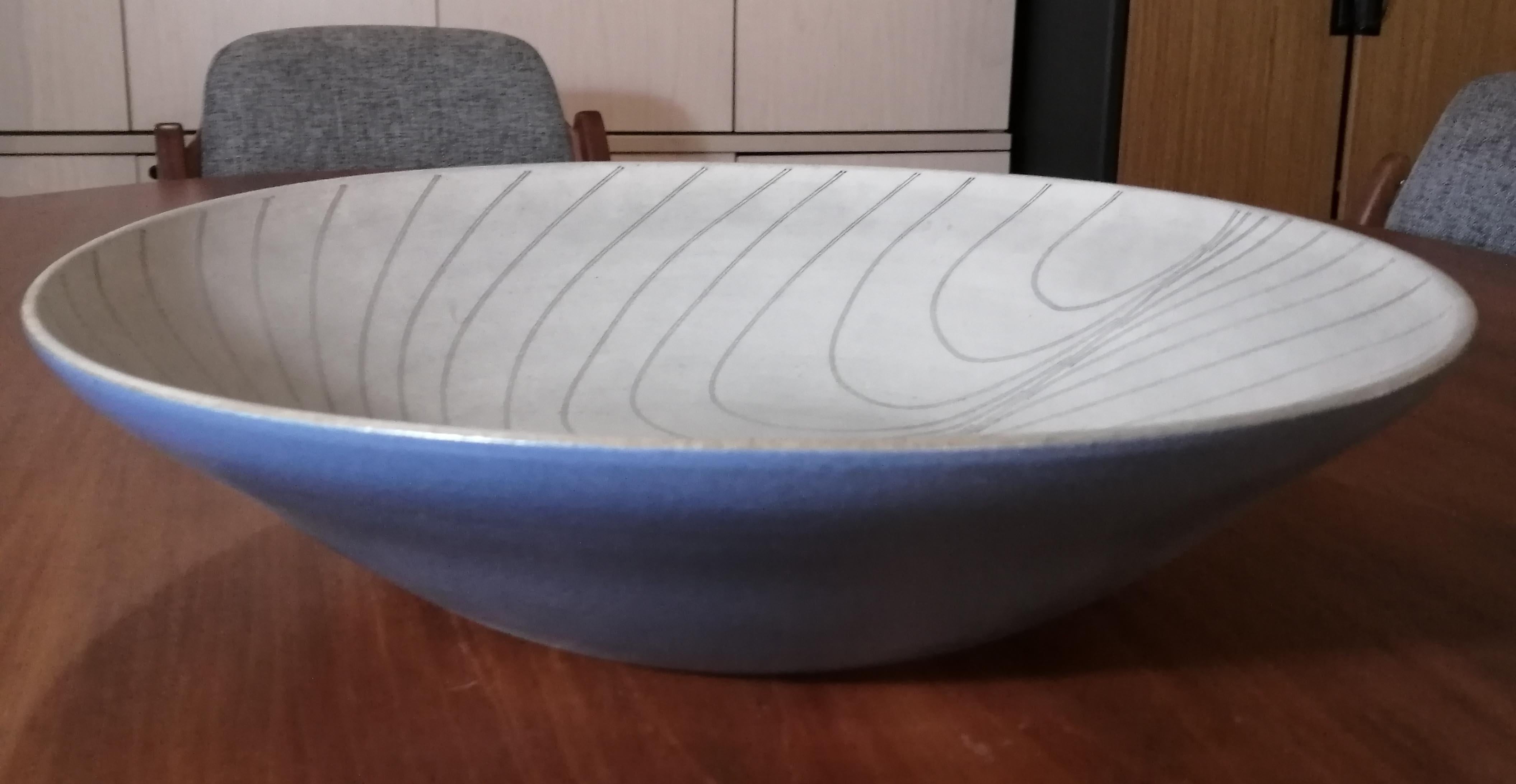 Hight temperature bowl with blue enamel on the outside and decorative frets on the inside. Numbered 745 and dated 1993.

Gustavo Pérez (Mexico City, 1950) in 1971 entered the Escuela de Diseño y Artesanias (EDA). In 1980 he acquired a scholarship to