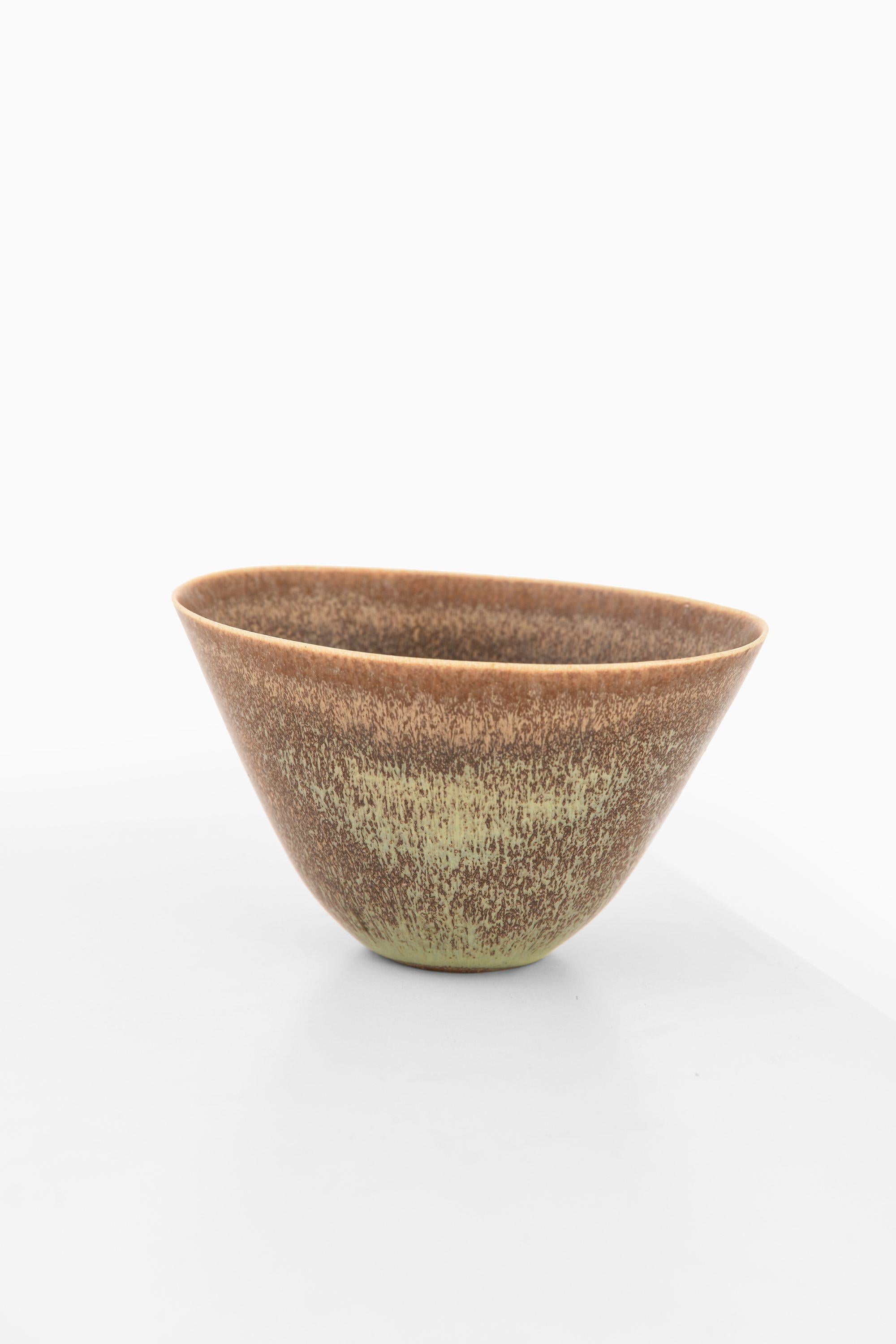 Ciotola in ceramica di Stig Lindberg, anni '50

Informazioni aggiuntive:
Materiale: Ceramica
Stile: Metà secolo, Scandinavia
Prodotto da Gustavsberg in Svezia
Dimensioni (L. x P. x H.): 9,5 x 7,5 x 5,5 cm